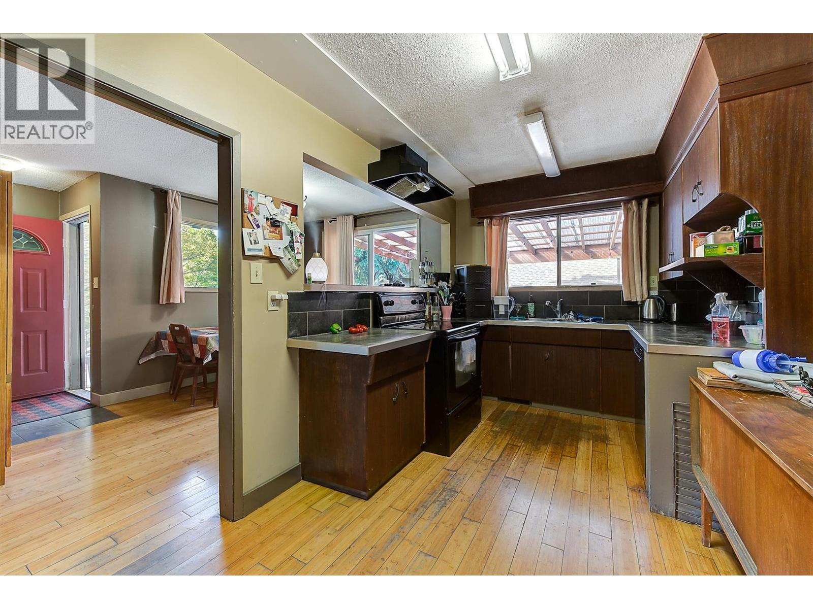 Picture for 738 Morrison  Avenue https://www.cirrealty.ca/reb/bc/7/10362337_13.jpg