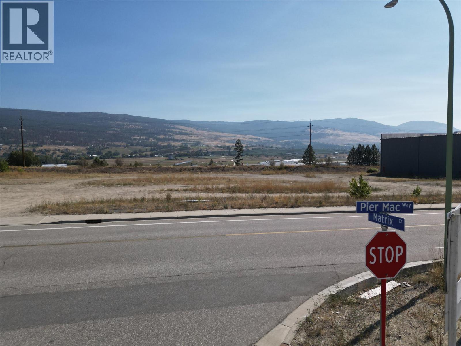 Picture for 1985 Pier Mac  Way https://www.cirrealty.ca/reb/bc/7/10362567_2.jpg