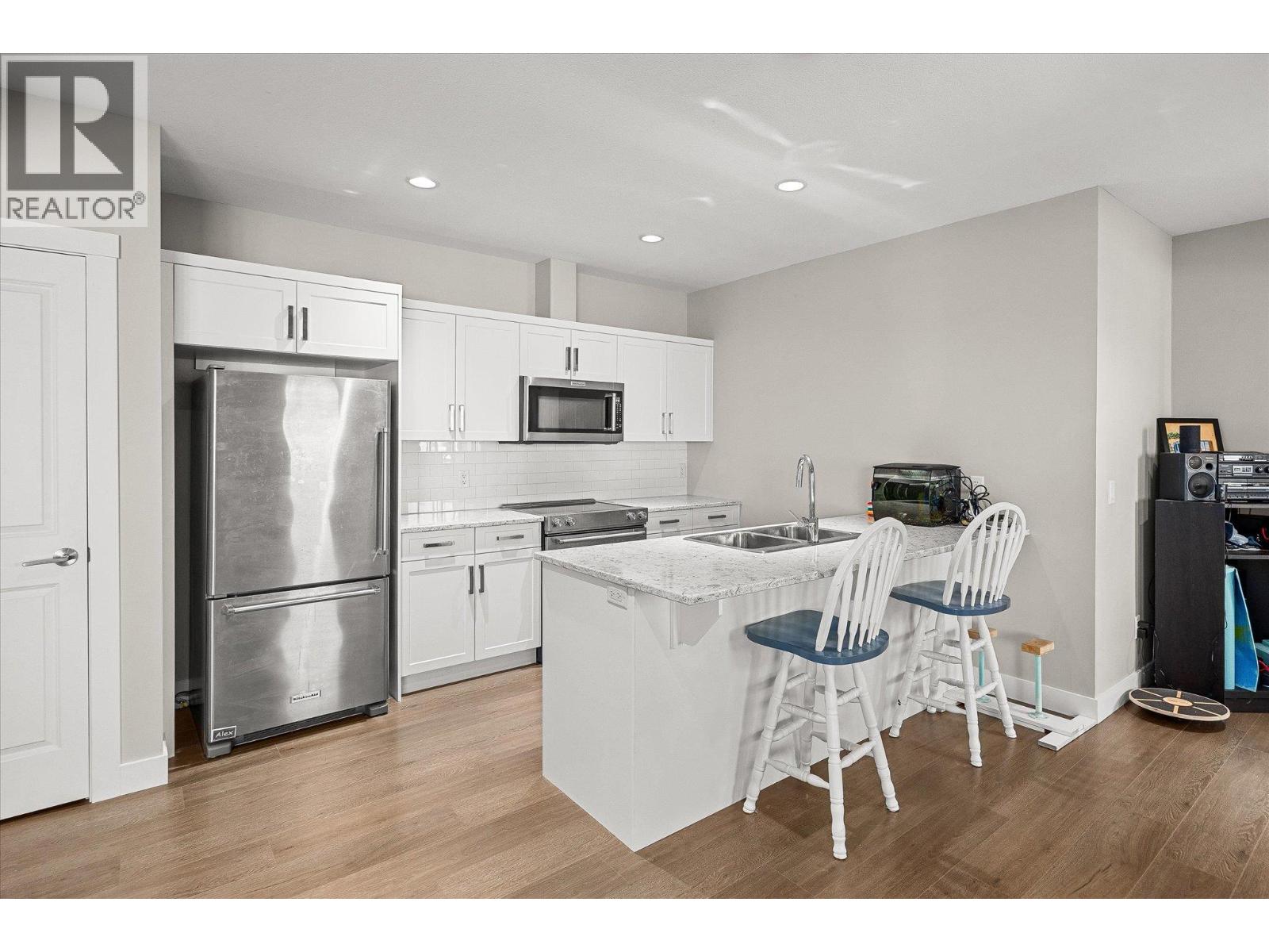 Picture for 218 Upper Canyon  DriveN https://www.cirrealty.ca/reb/bc/7/10362967_32.jpg