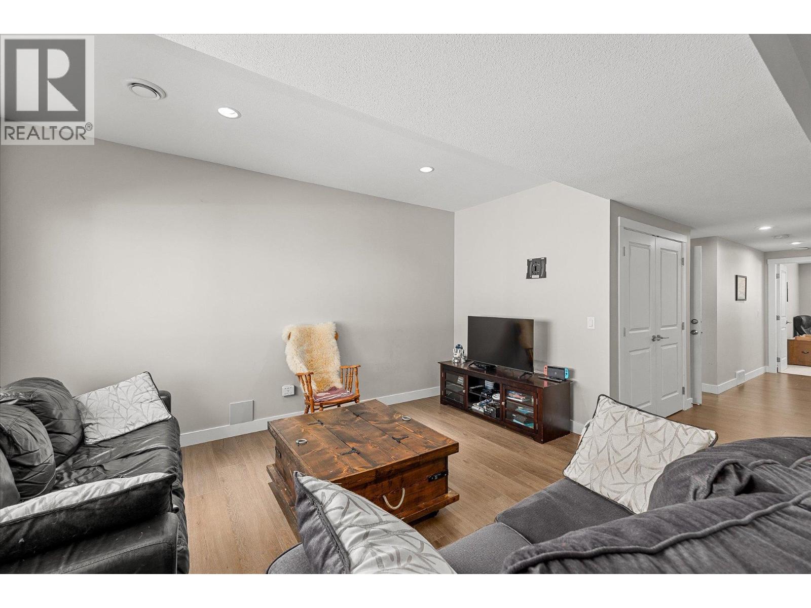 Picture for 218 Upper Canyon  DriveN https://www.cirrealty.ca/reb/bc/7/10362967_36.jpg