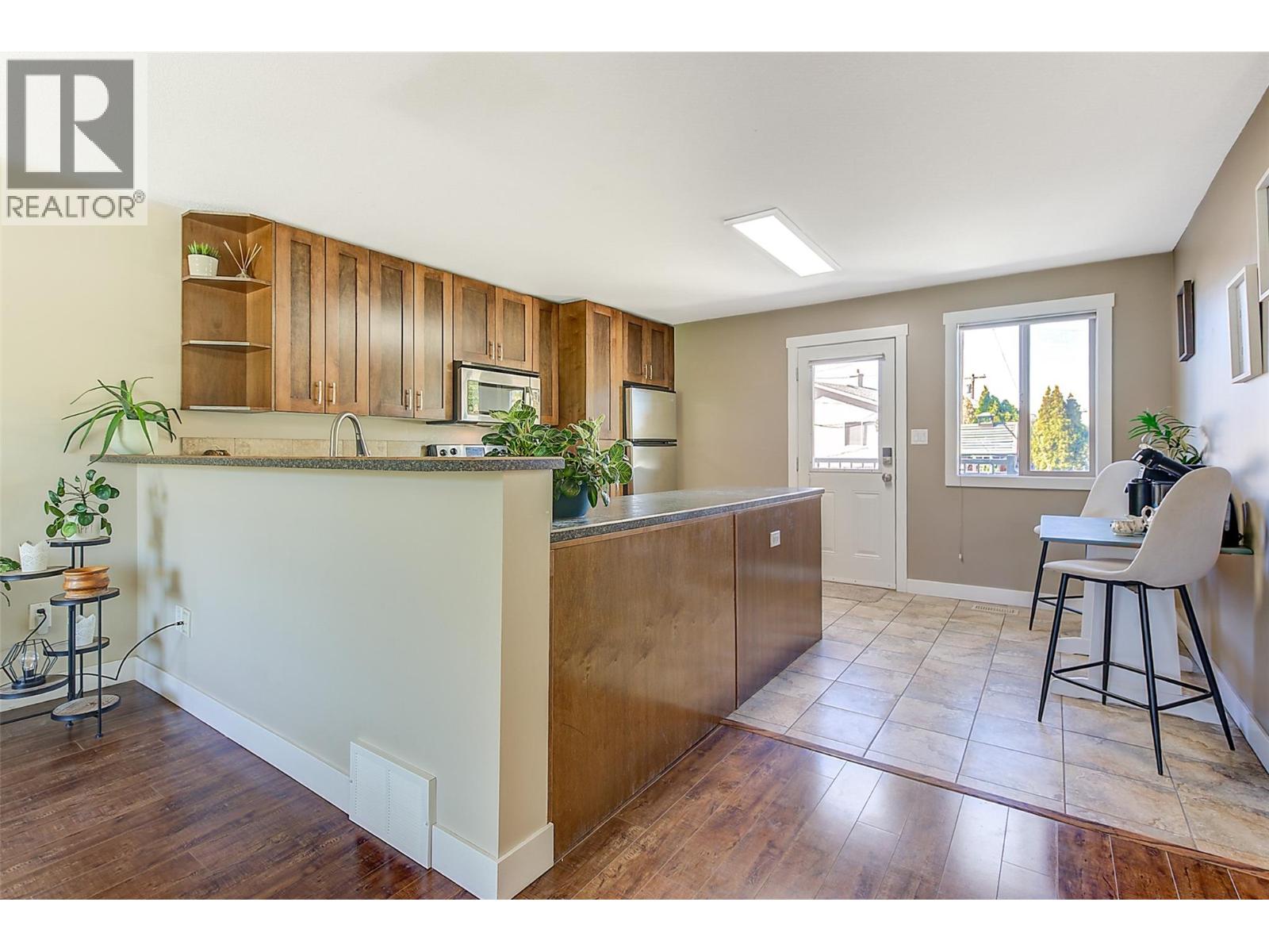 Picture for 244 Prior  RoadS https://www.cirrealty.ca/reb/bc/7/10363957_6.jpg