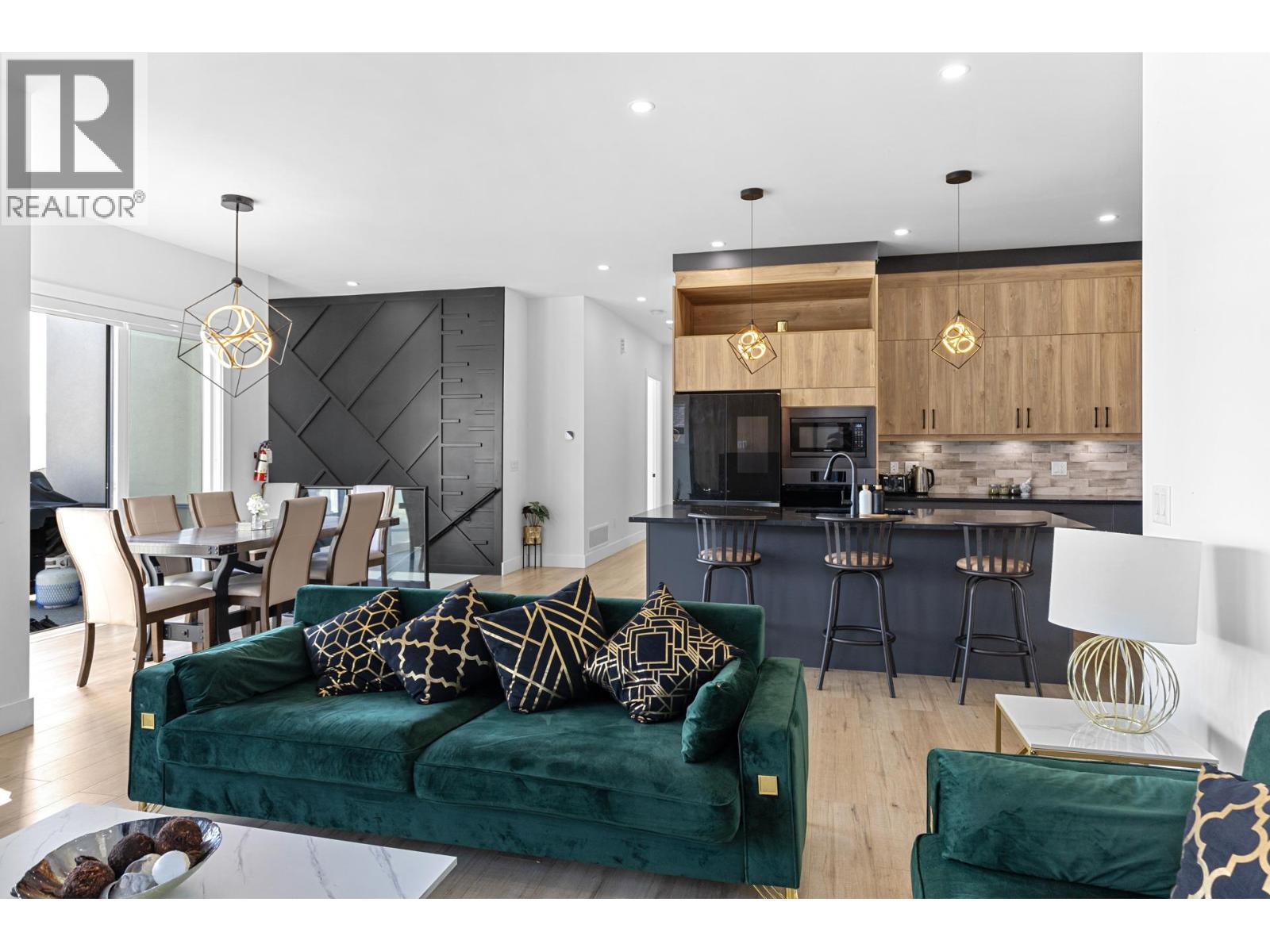 Picture for 2842 Copper Ridge  Drive https://www.cirrealty.ca/reb/bc/7/10364697_2.jpg