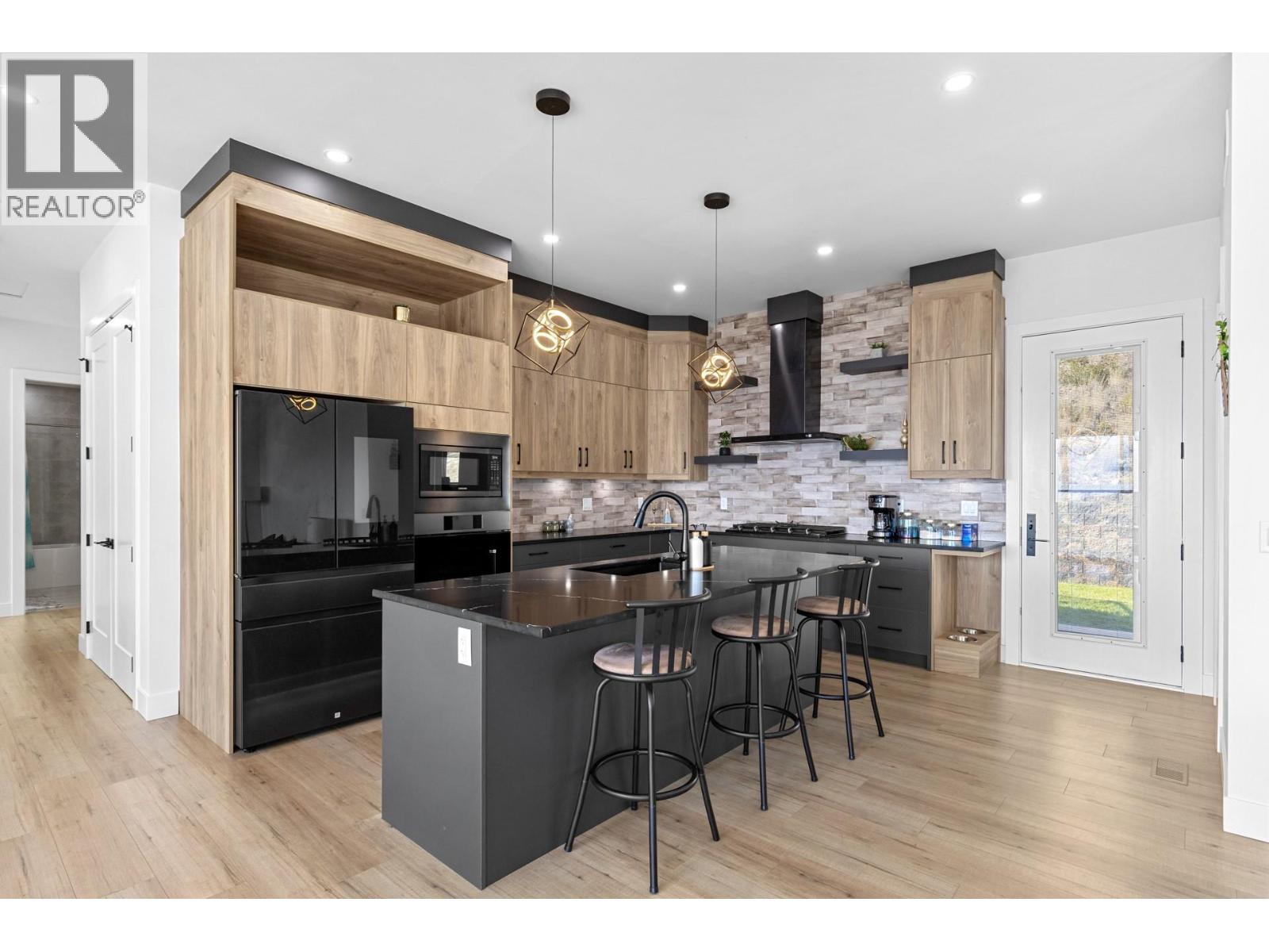 Picture for 2842 Copper Ridge  Drive https://www.cirrealty.ca/reb/bc/7/10364697_4.jpg