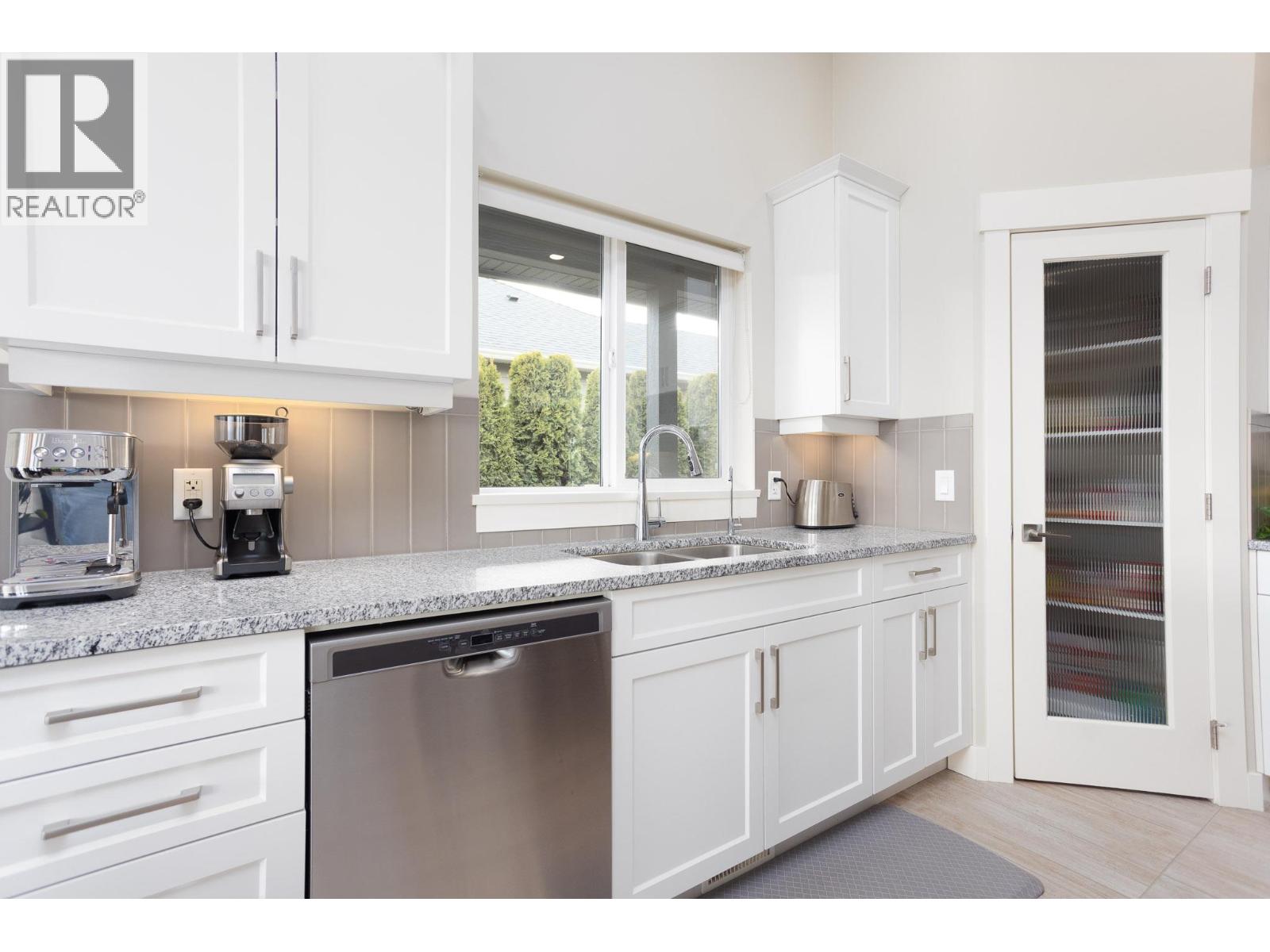Picture for 2449 Harmon  Road https://www.cirrealty.ca/reb/bc/7/10365067_9.jpg