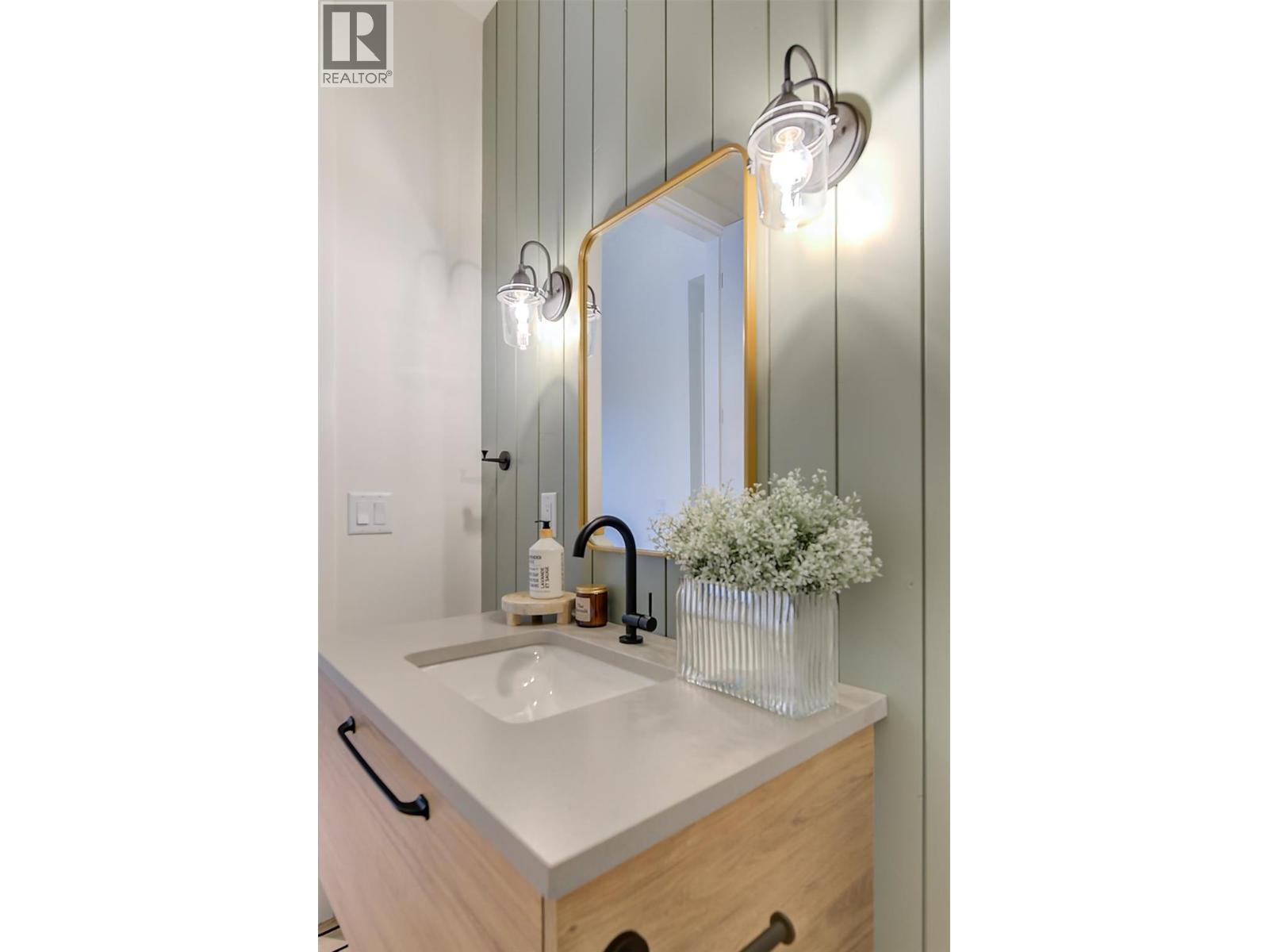 Picture for 761 Barnaby  Road https://www.cirrealty.ca/reb/bc/7/10365107_25.jpg