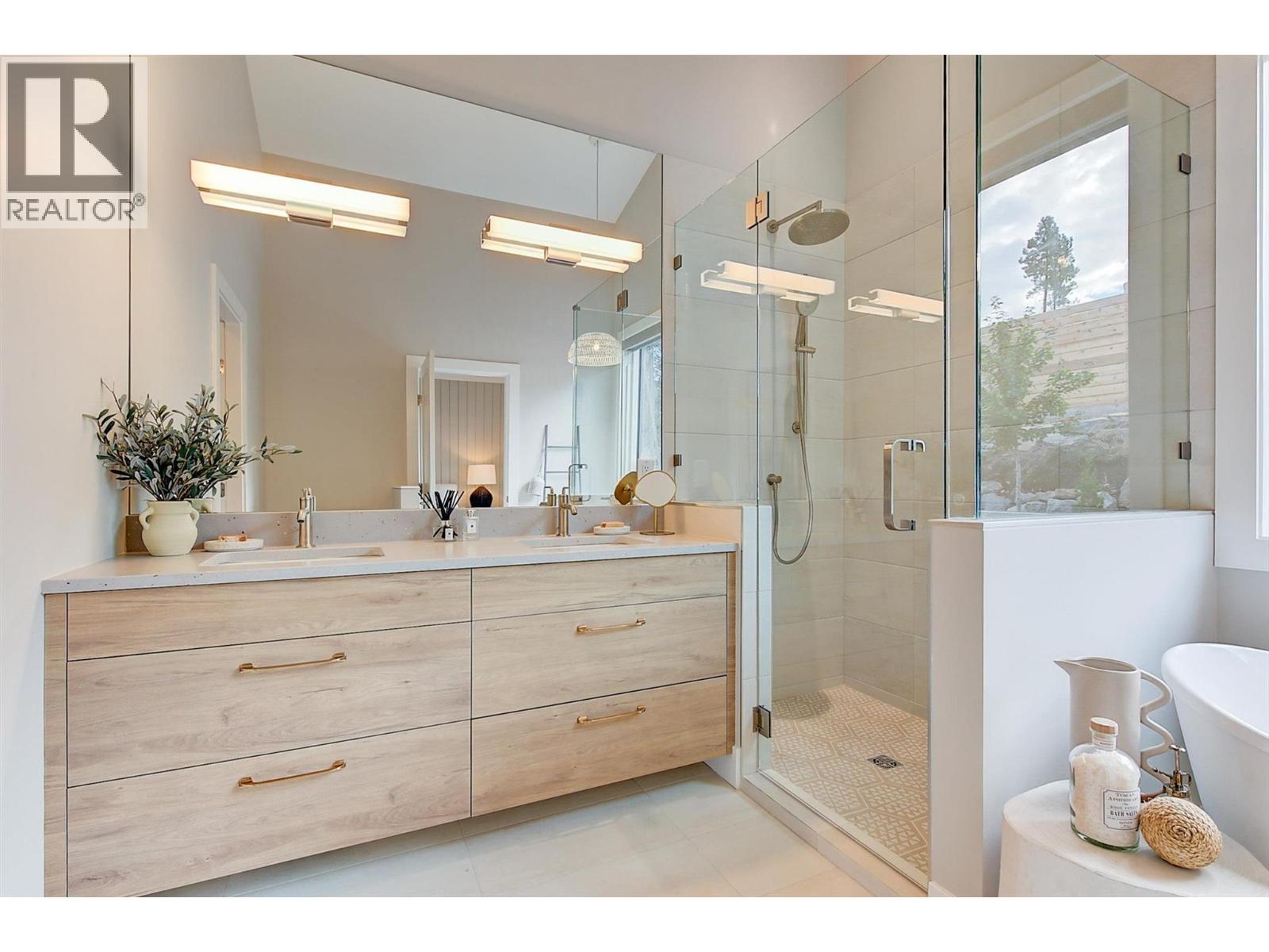 Picture for 761 Barnaby  Road https://www.cirrealty.ca/reb/bc/7/10365107_38.jpg