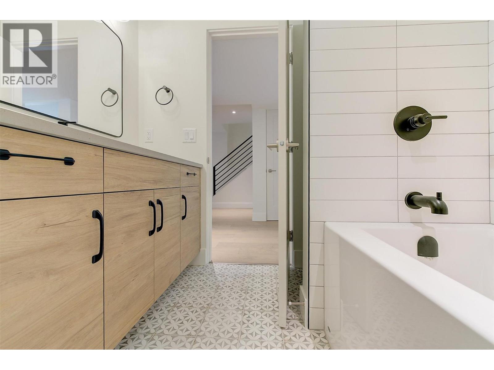 Picture for 761 Barnaby  Road https://www.cirrealty.ca/reb/bc/7/10365107_45.jpg