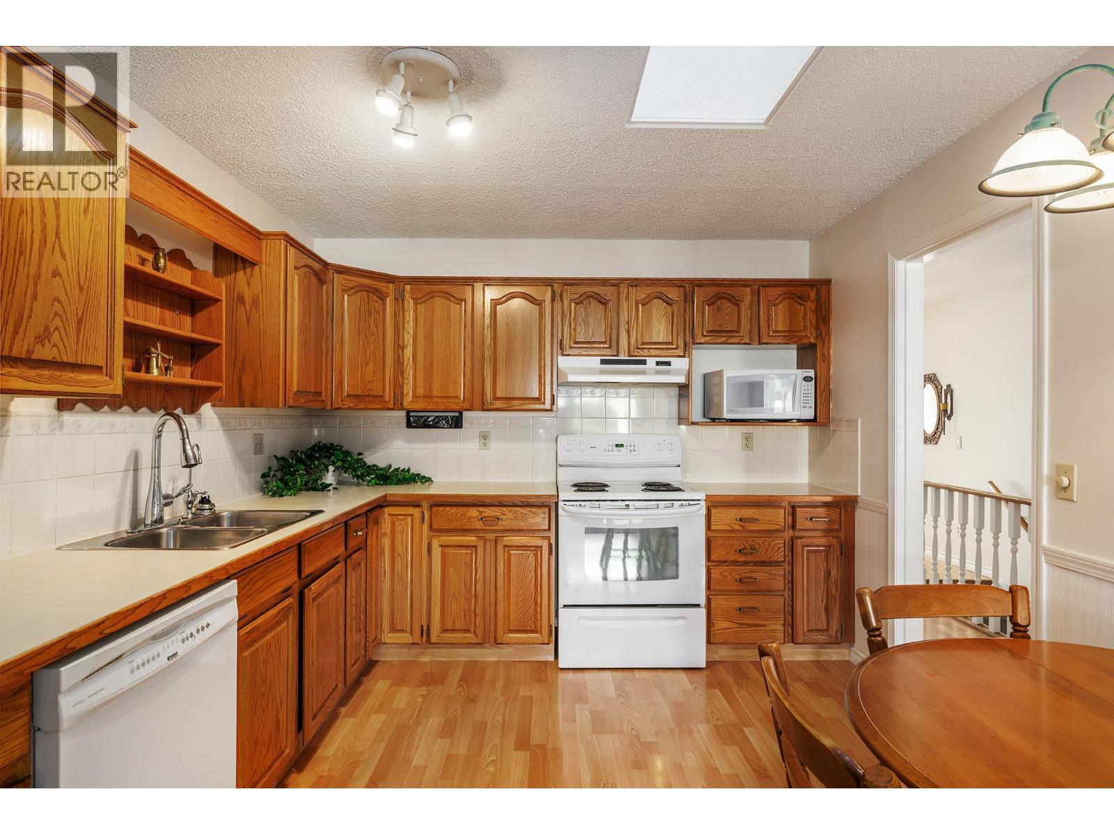 Picture for Unit #9, 2200 Gordon  Drive https://www.cirrealty.ca/reb/bc/7/10365297_10.jpg