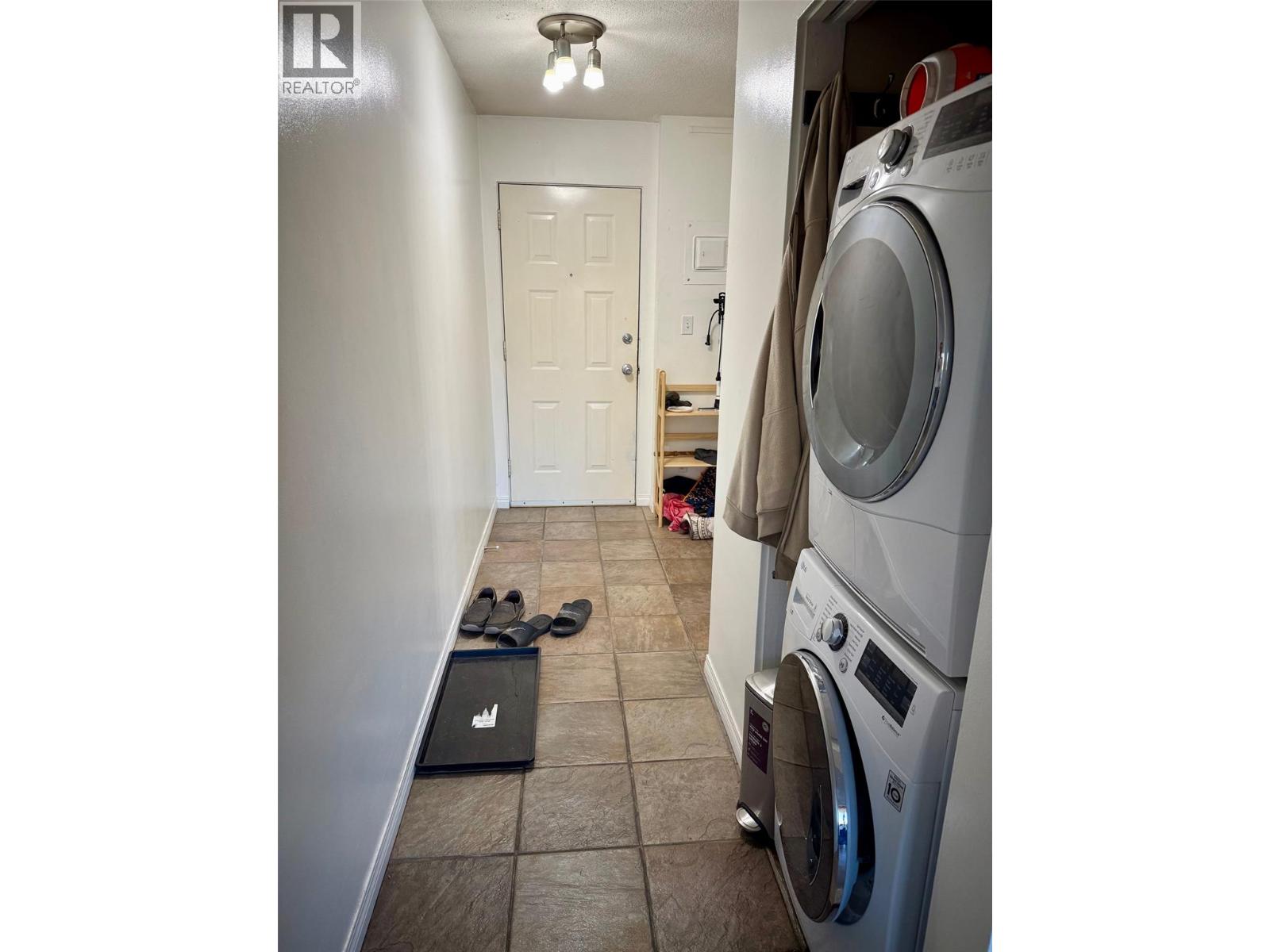 Picture for Unit #303, 1761 Pandosy  Street https://www.cirrealty.ca/reb/bc/7/10365597_9.jpg