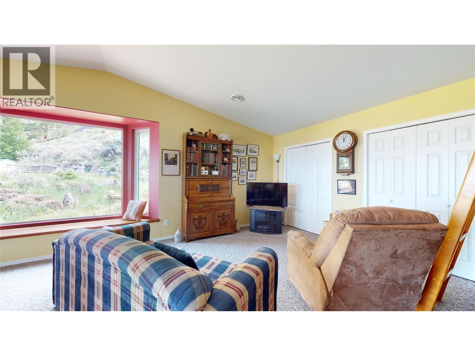 Picture for 1200 HWY 3  https://www.cirrealty.ca/reb/bc/7/10365937_22.jpg