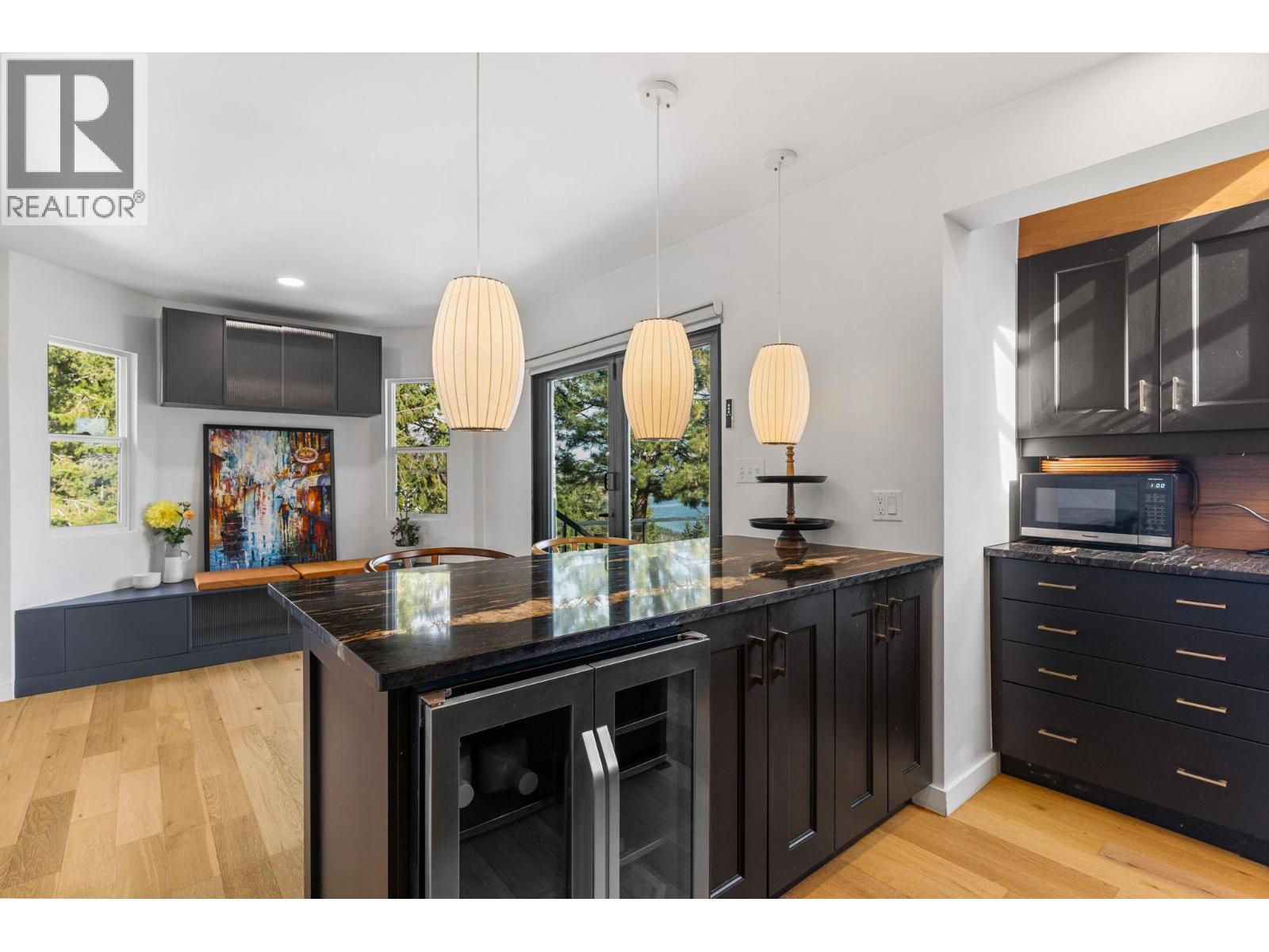 Picture for 1632 Griffiths  Place https://www.cirrealty.ca/reb/bc/7/10366037_16.jpg