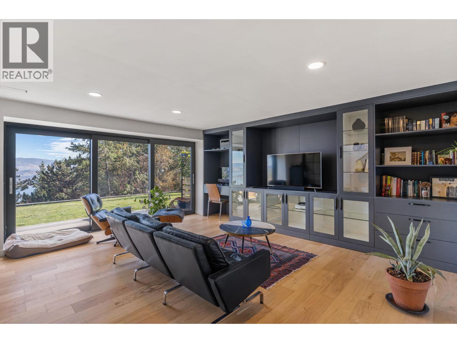 Picture for 1632 Griffiths  Place https://www.cirrealty.ca/reb/bc/7/10366037_2.jpg