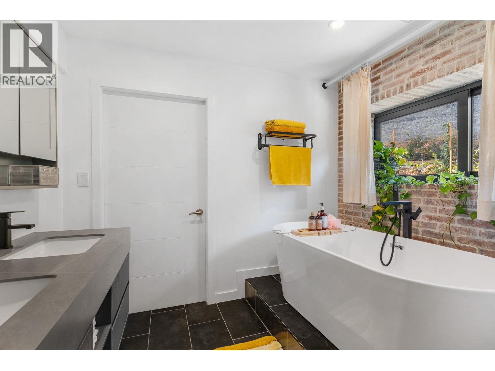 Picture for 1632 Griffiths  Place https://www.cirrealty.ca/reb/bc/7/10366037_5.jpg