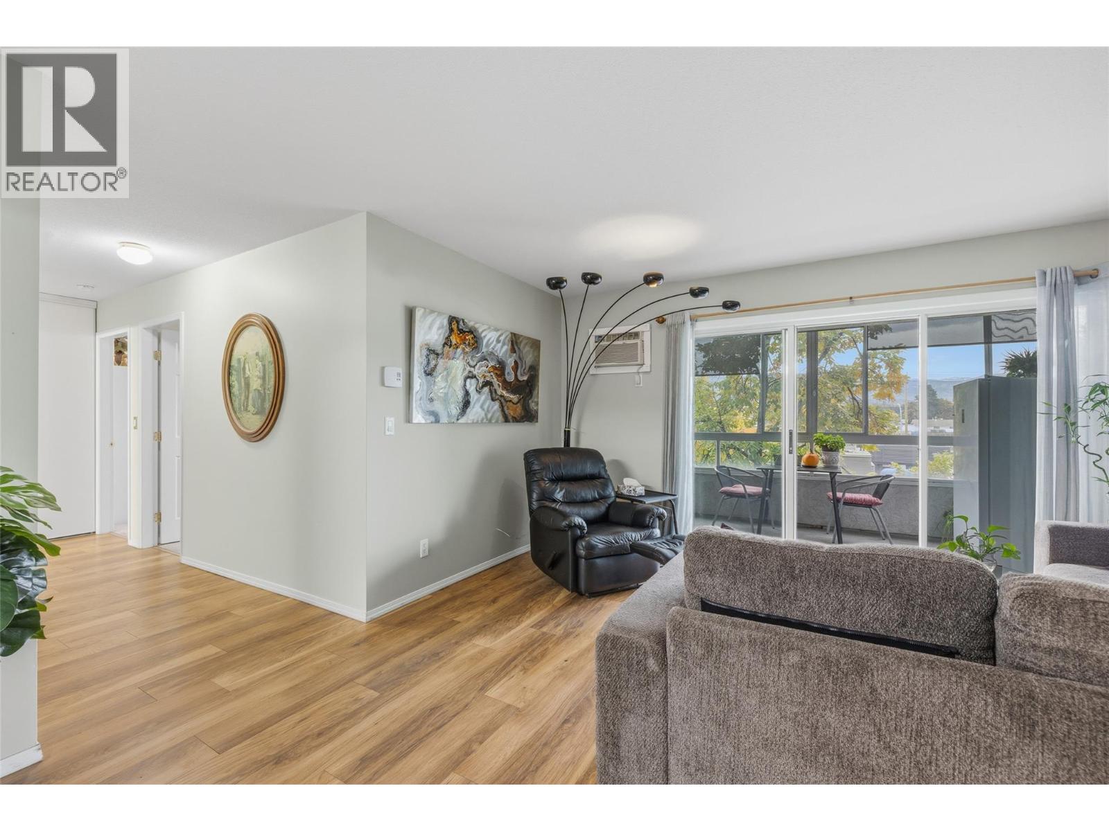 Picture for Unit #207, 180 Hollywood  RoadN https://www.cirrealty.ca/reb/bc/7/10366227_17.jpg
