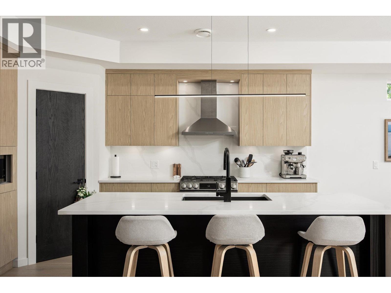 Picture for 796 Wardlaw  Avenue https://www.cirrealty.ca/reb/bc/7/10366597_25.jpg