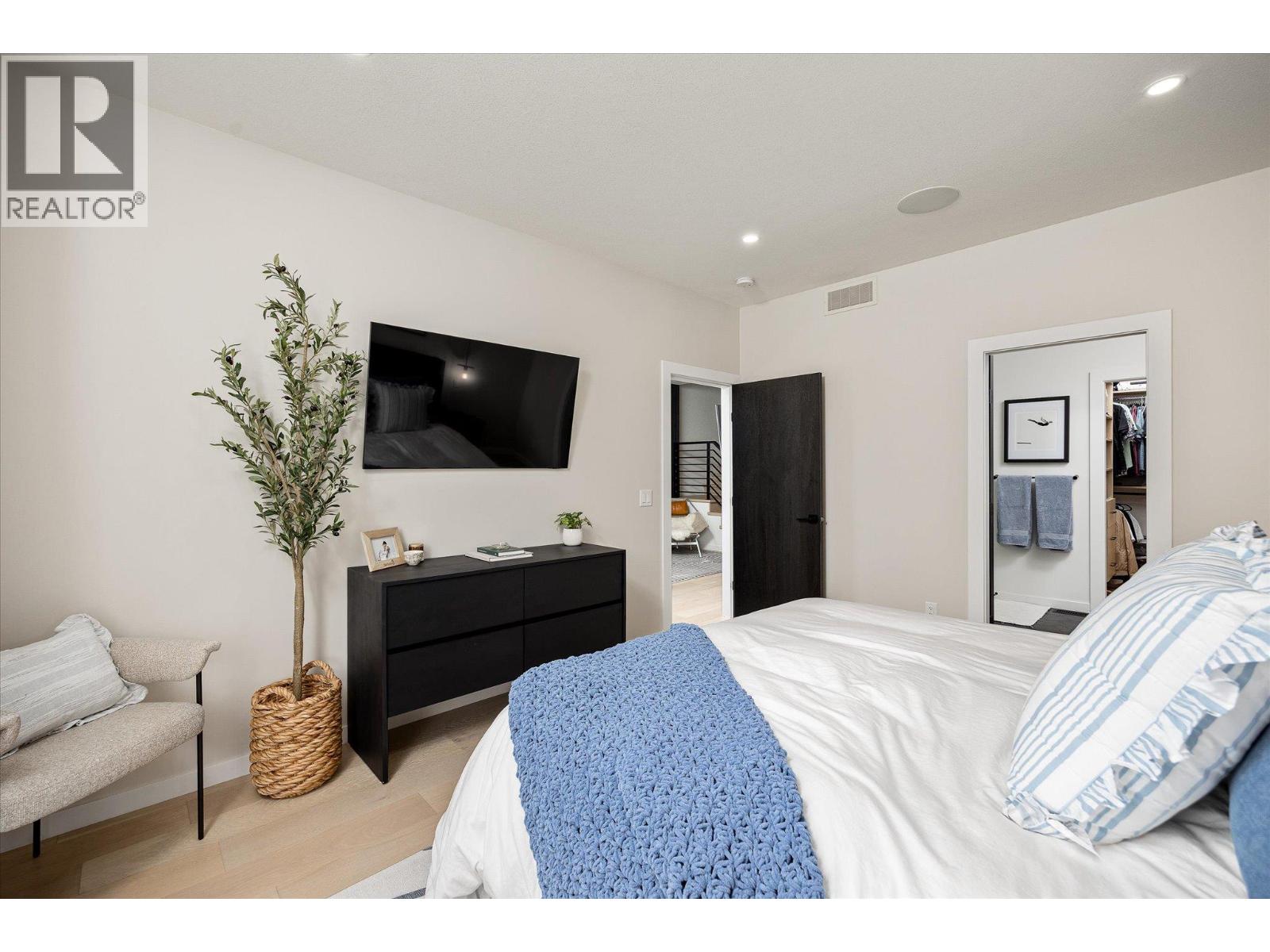 Picture for 796 Wardlaw  Avenue https://www.cirrealty.ca/reb/bc/7/10366597_35.jpg