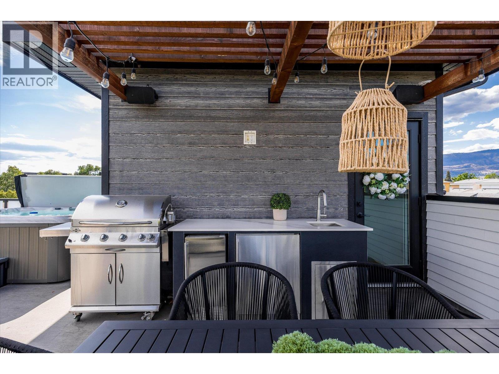 Picture for 796 Wardlaw  Avenue https://www.cirrealty.ca/reb/bc/7/10366597_47.jpg