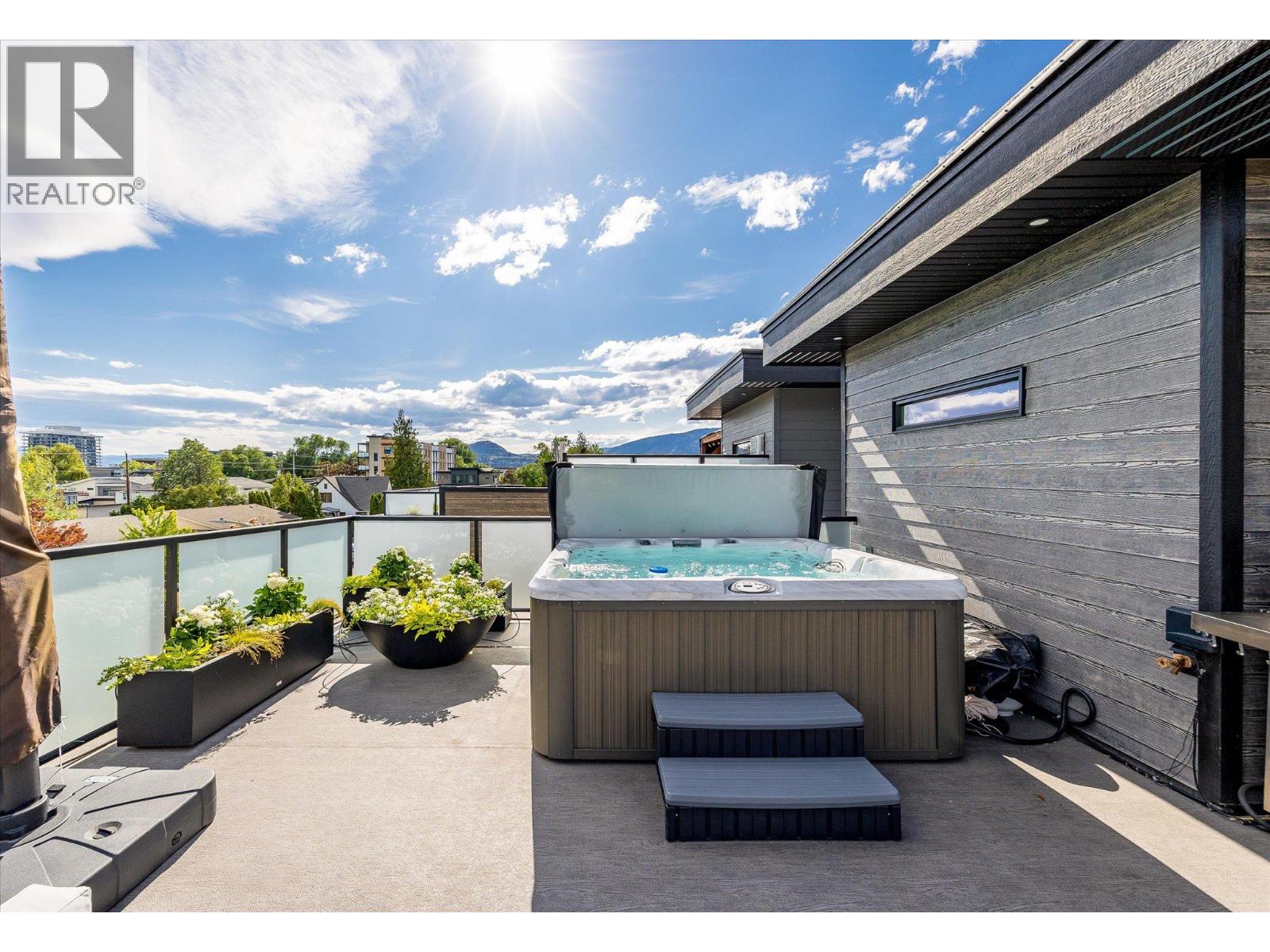 Picture for 796 Wardlaw  Avenue https://www.cirrealty.ca/reb/bc/7/10366597_52.jpg