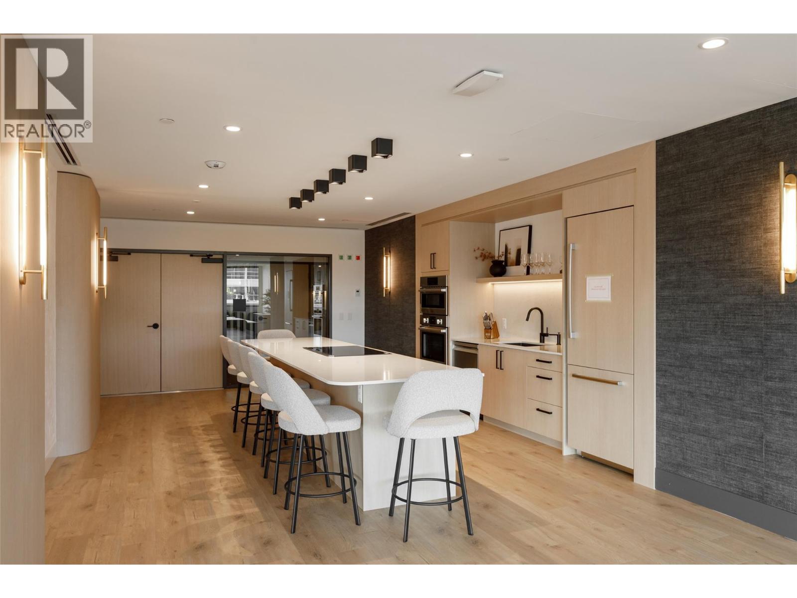 Picture for Unit #511, 3340 Lakeshore  Road https://www.cirrealty.ca/reb/bc/7/10366747_43.jpg