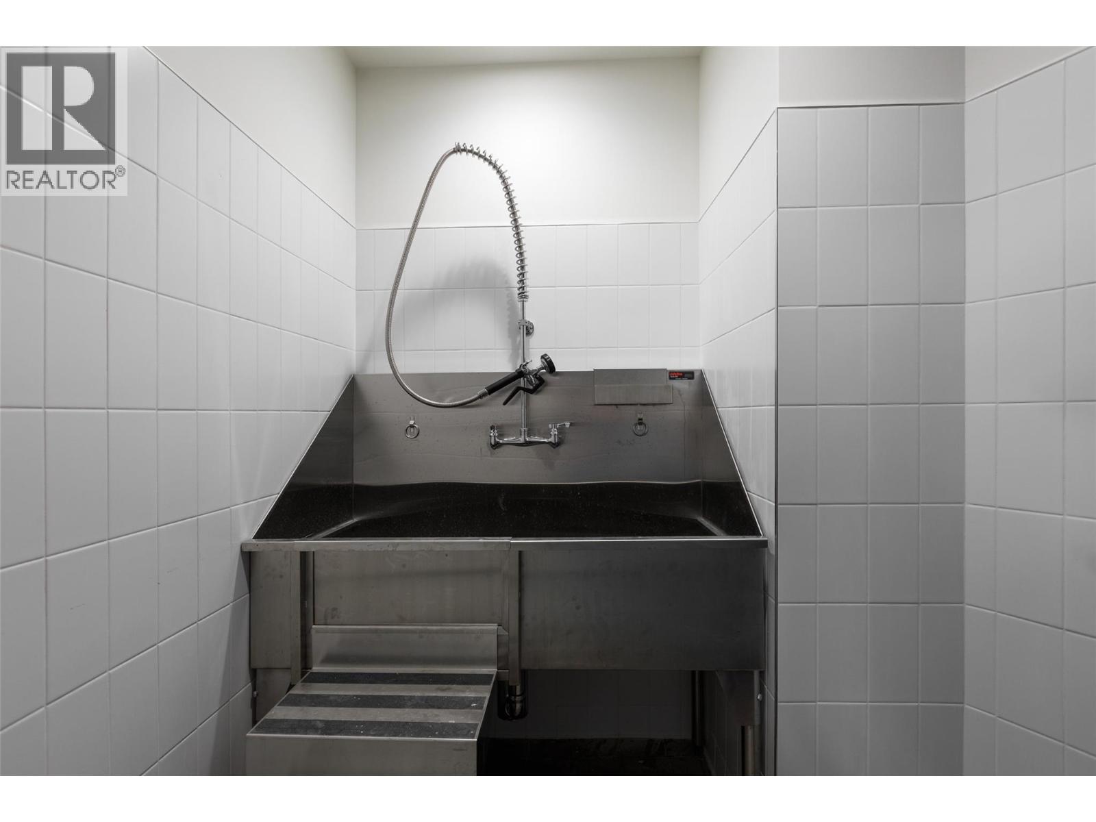 Picture for Unit #511, 3340 Lakeshore  Road https://www.cirrealty.ca/reb/bc/7/10366747_47.jpg