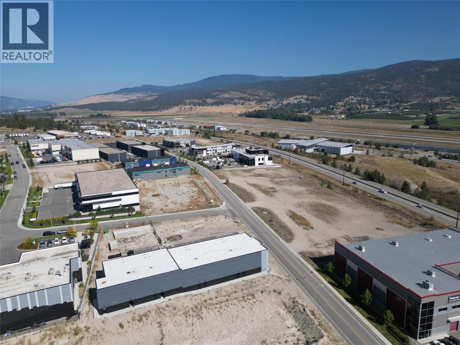 Picture for 1985 & 2025 Pier Mac  Way https://www.cirrealty.ca/reb/bc/8/10362568_6.jpg