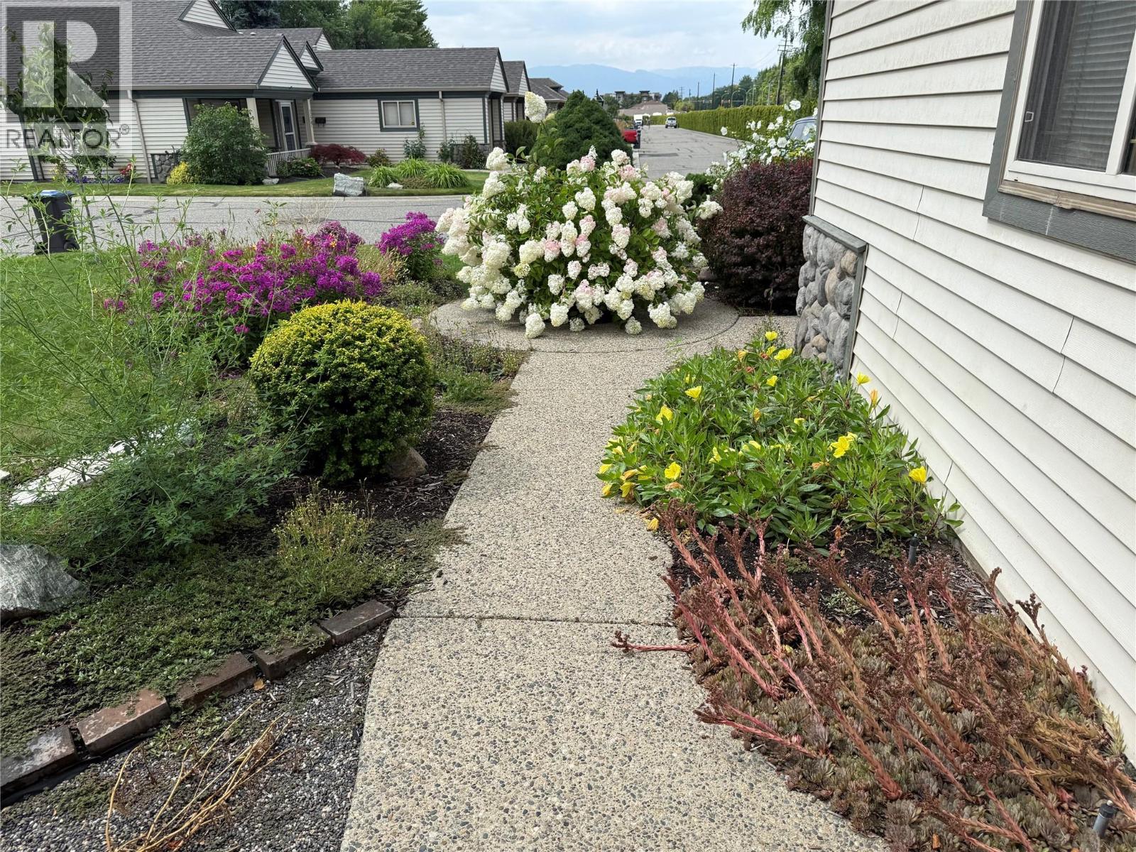 Picture for Unit #162, 550 Yates  Road https://www.cirrealty.ca/reb/bc/8/10362858_39.jpg