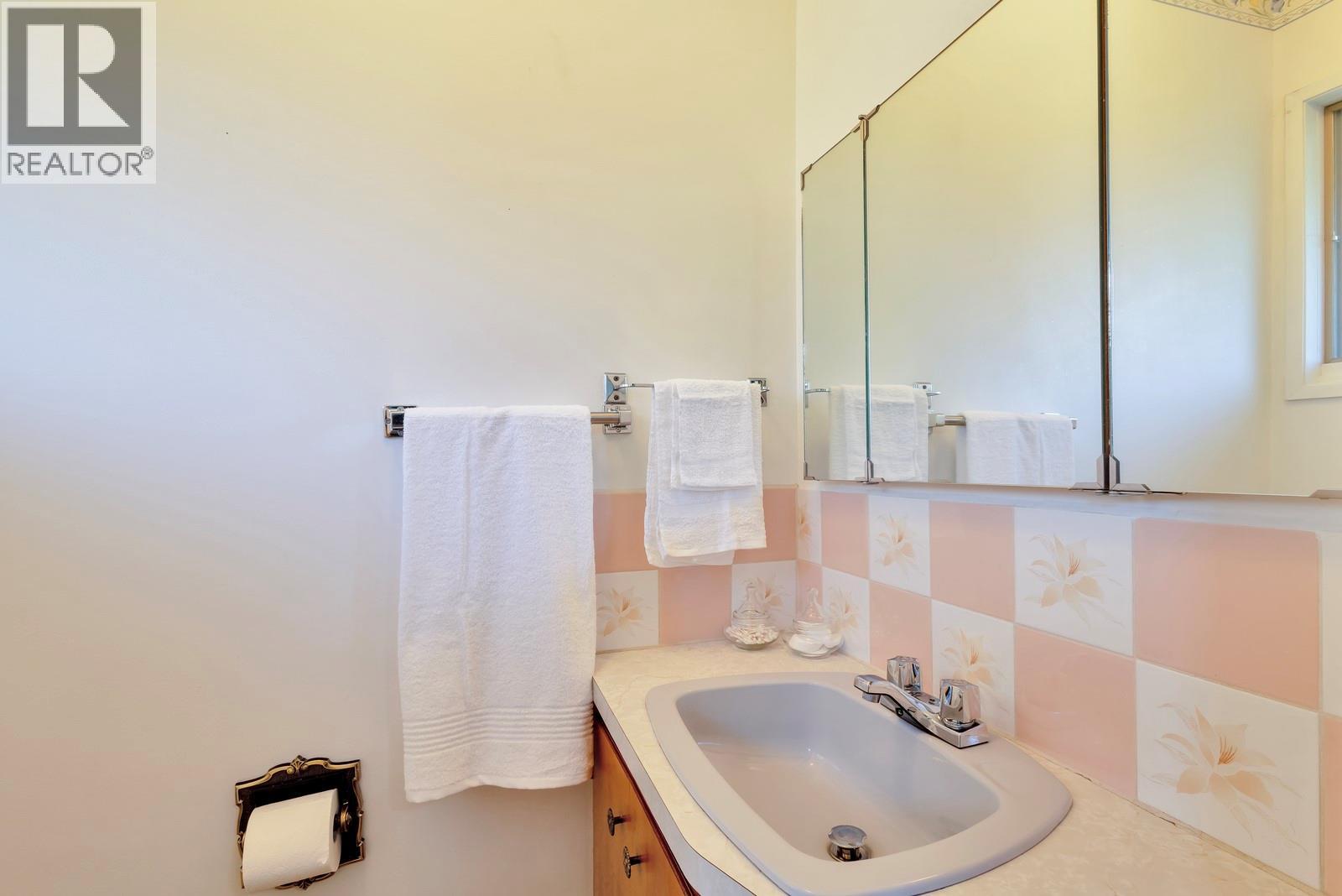 Picture for 3795 Salloum  Road https://www.cirrealty.ca/reb/bc/8/10363118_35.jpg