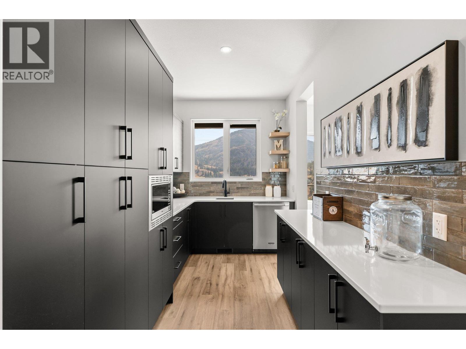 Picture for 901 Melrose  Street https://www.cirrealty.ca/reb/bc/8/10363508_24.jpg