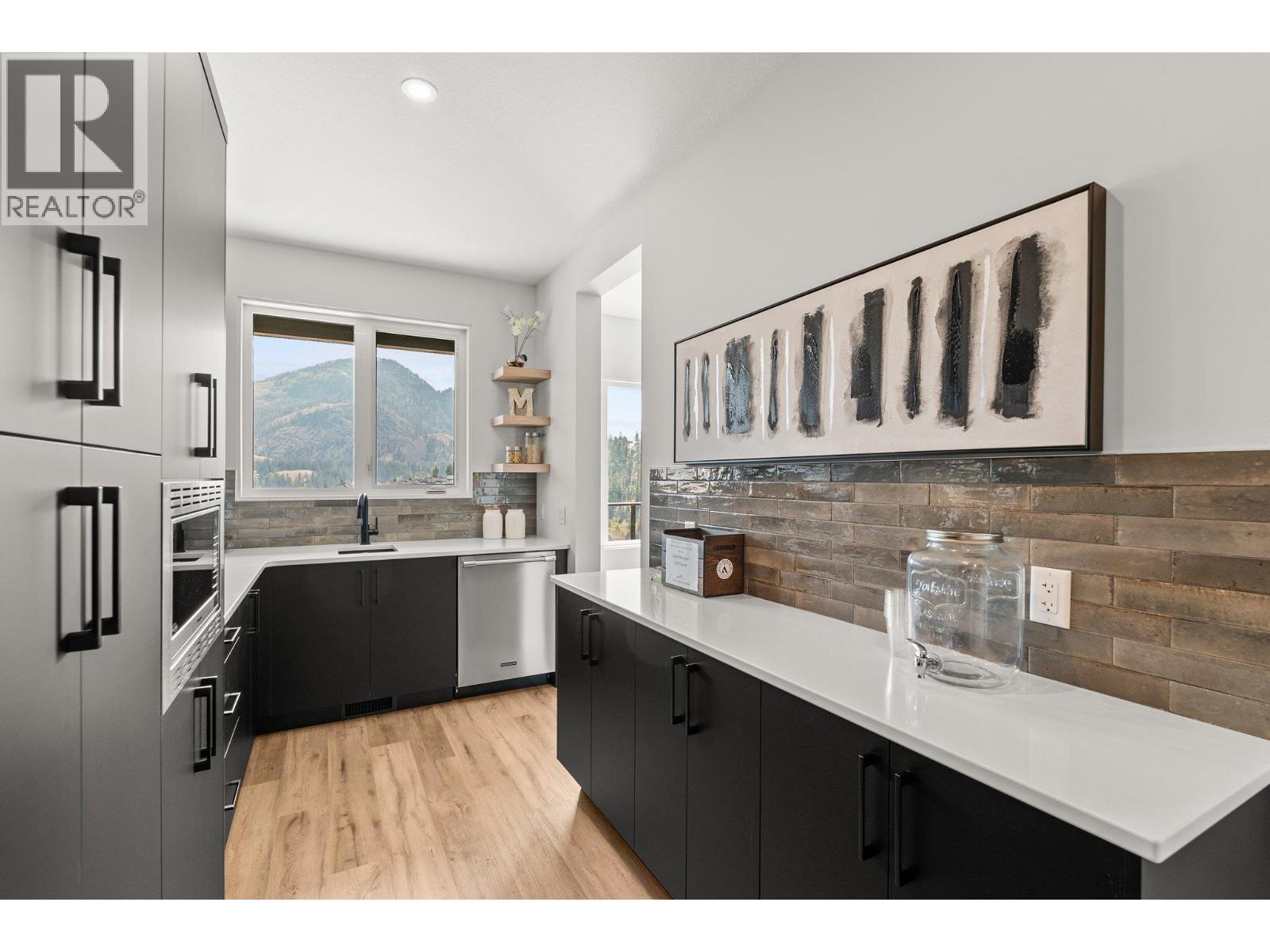 Picture for 901 Melrose  Street https://www.cirrealty.ca/reb/bc/8/10363508_25.jpg