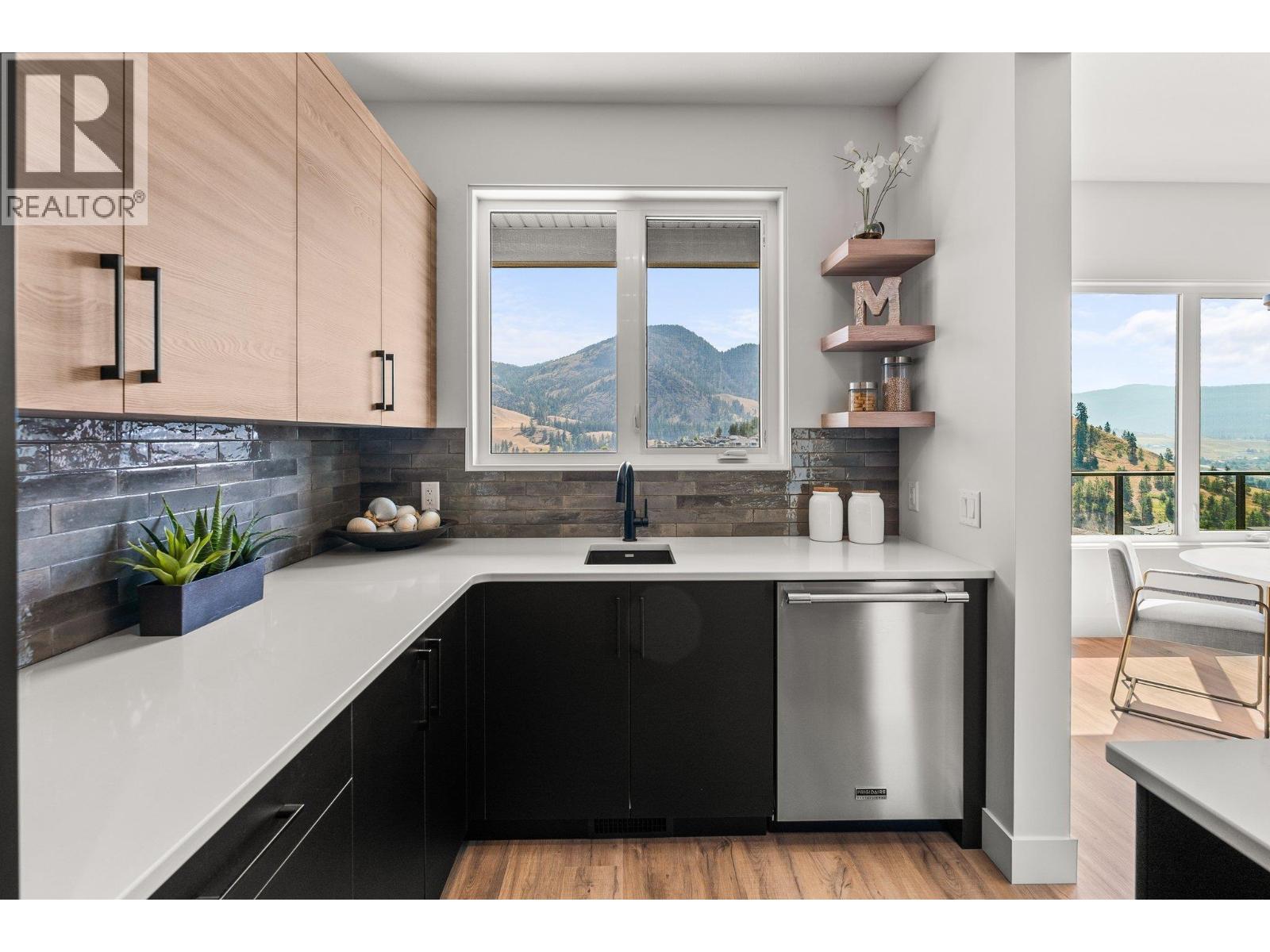 Picture for 901 Melrose  Street https://www.cirrealty.ca/reb/bc/8/10363508_26.jpg