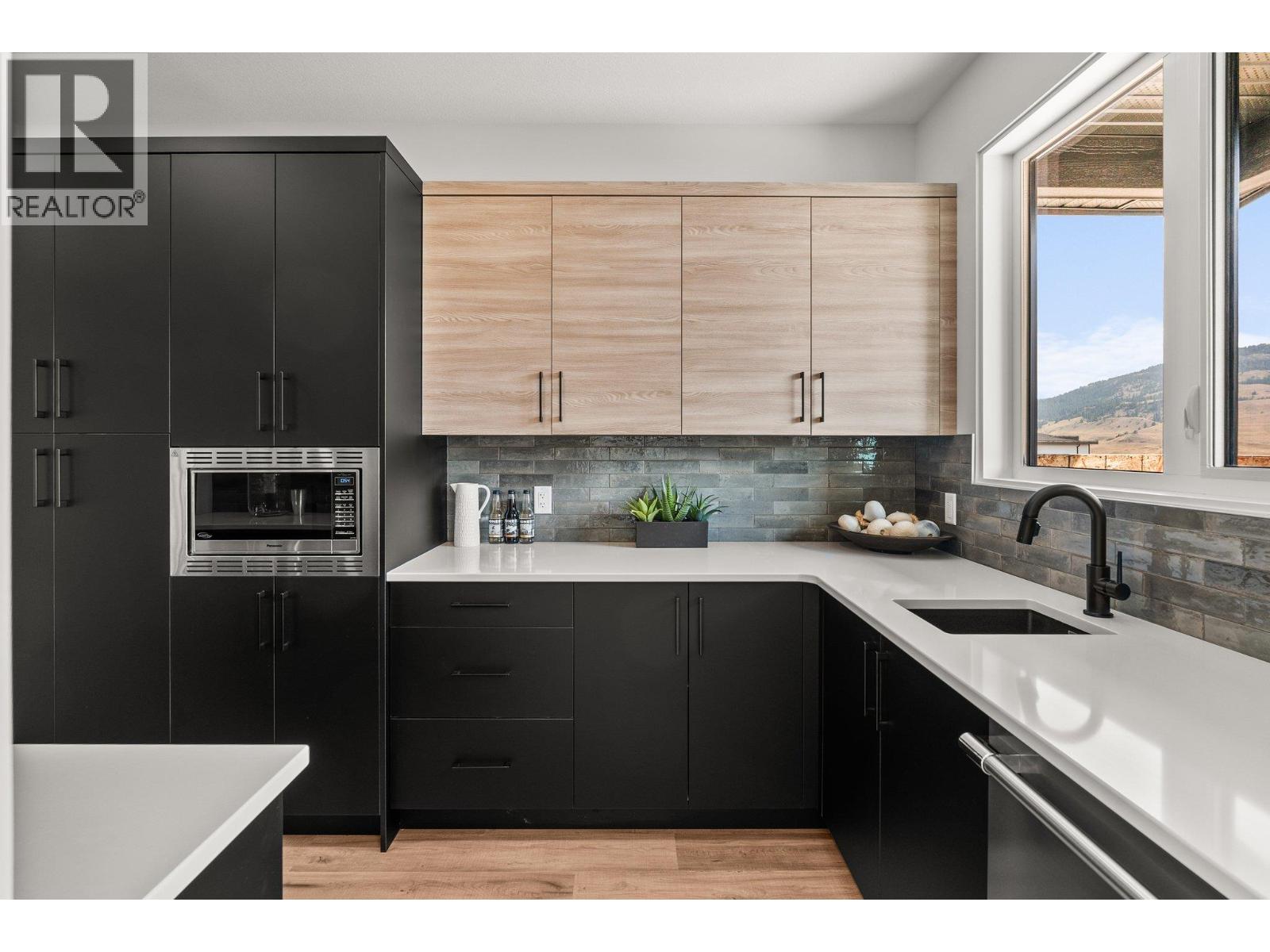 Picture for 901 Melrose  Street https://www.cirrealty.ca/reb/bc/8/10363508_27.jpg