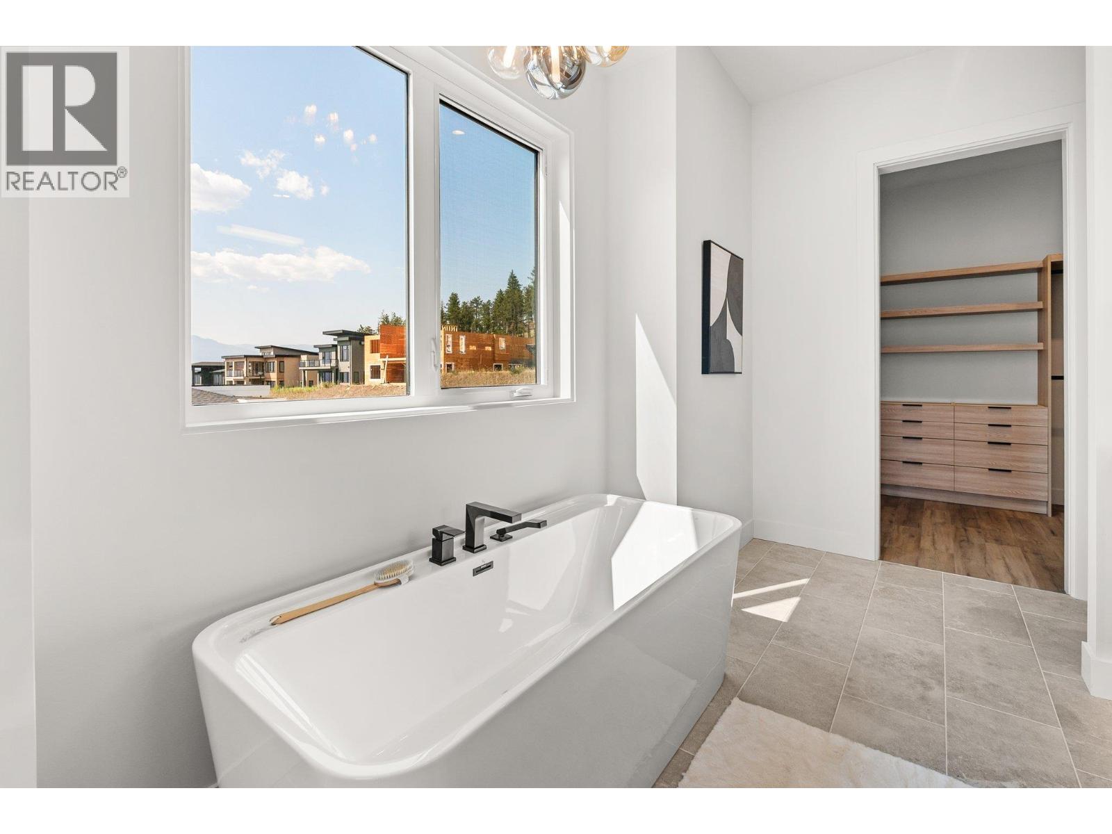 Picture for 901 Melrose  Street https://www.cirrealty.ca/reb/bc/8/10363508_36.jpg