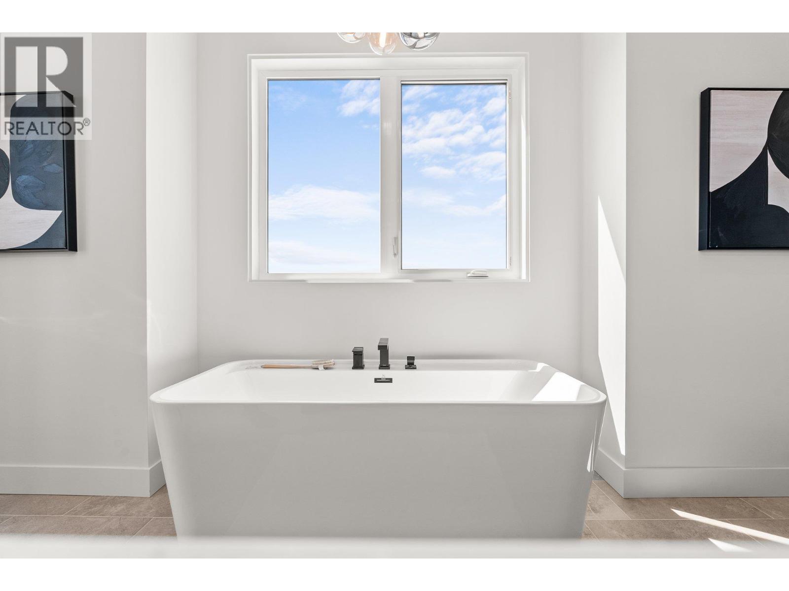 Picture for 901 Melrose  Street https://www.cirrealty.ca/reb/bc/8/10363508_37.jpg