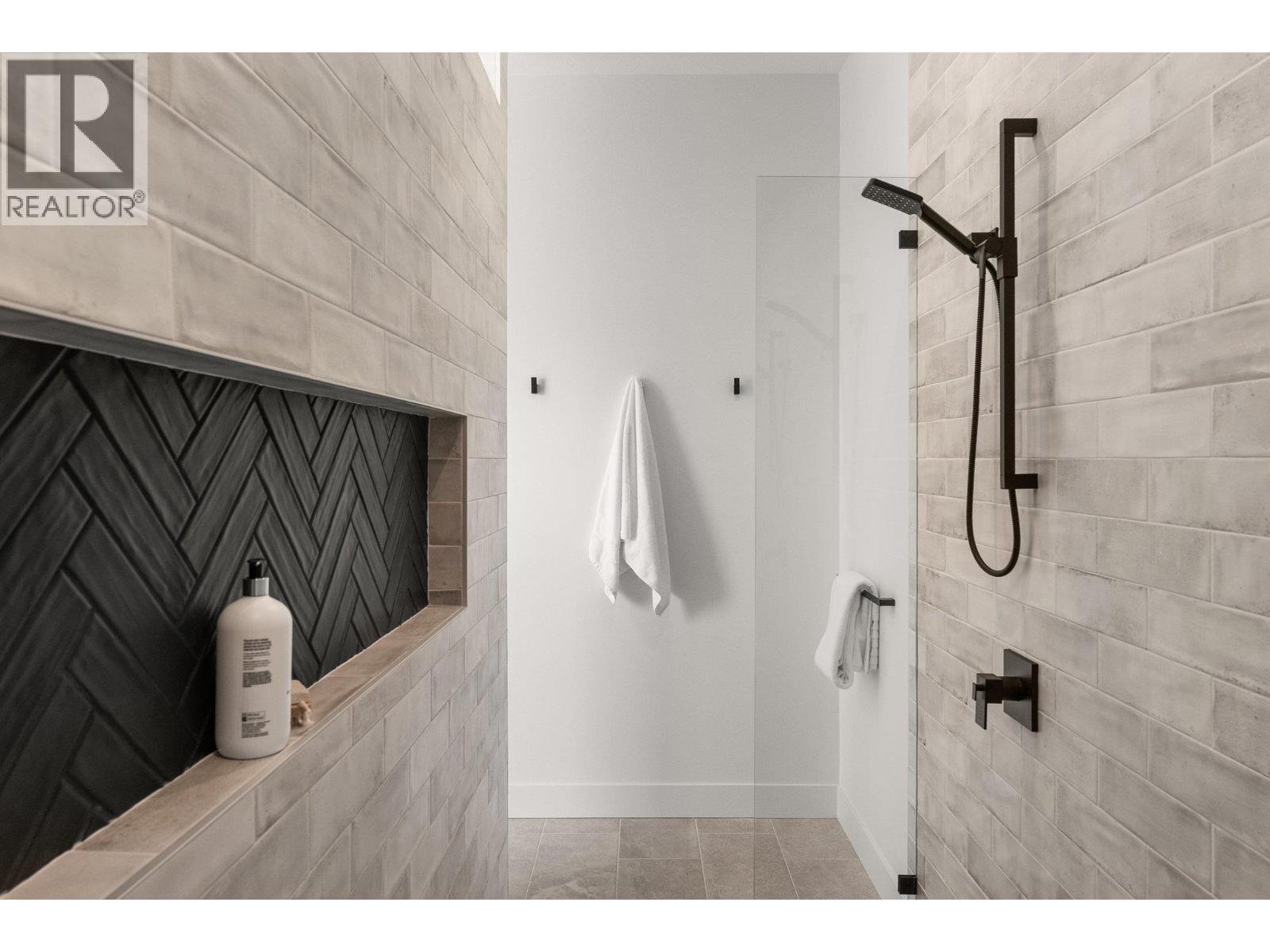 Picture for 901 Melrose  Street https://www.cirrealty.ca/reb/bc/8/10363508_43.jpg