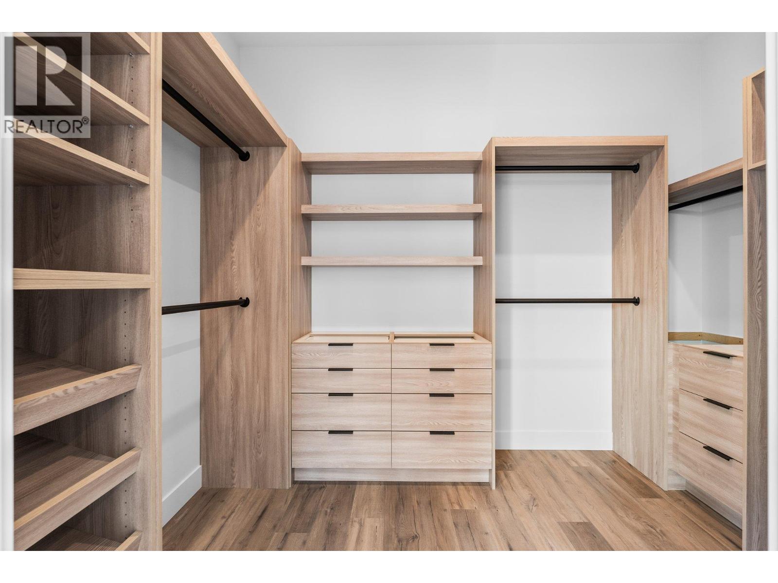 Picture for 901 Melrose  Street https://www.cirrealty.ca/reb/bc/8/10363508_48.jpg