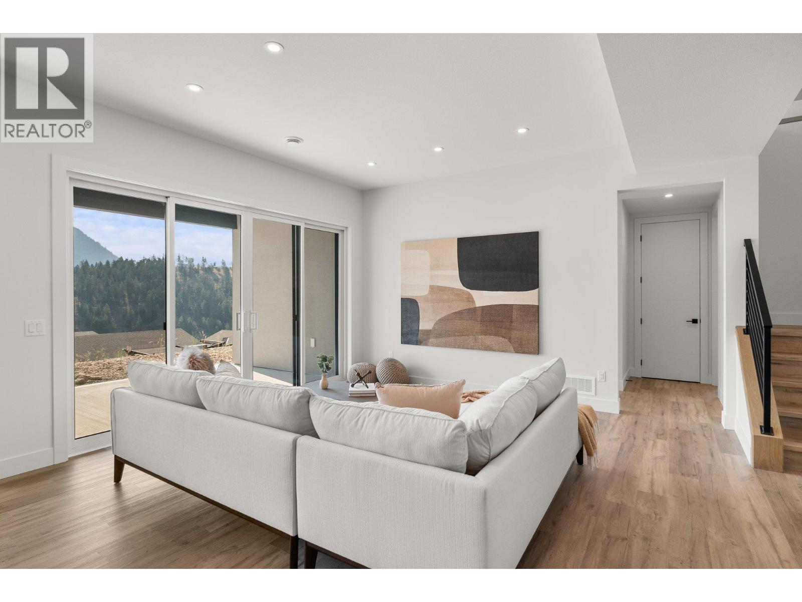 Picture for 901 Melrose  Street https://www.cirrealty.ca/reb/bc/8/10363508_57.jpg