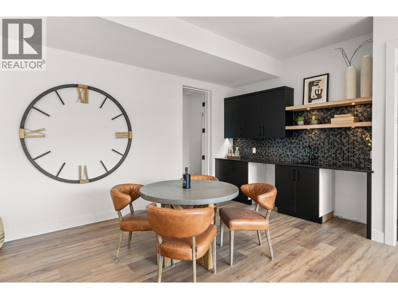 Picture for 901 Melrose  Street https://www.cirrealty.ca/reb/bc/8/10363508_62.jpg