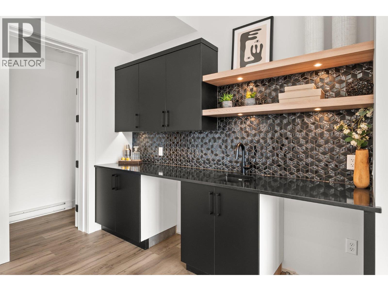 Picture for 901 Melrose  Street https://www.cirrealty.ca/reb/bc/8/10363508_63.jpg