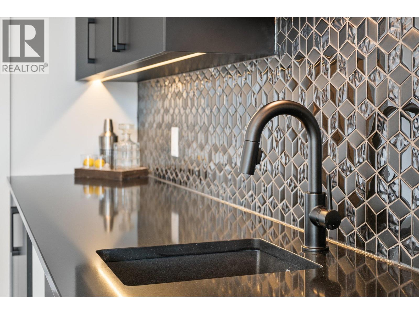 Picture for 901 Melrose  Street https://www.cirrealty.ca/reb/bc/8/10363508_64.jpg