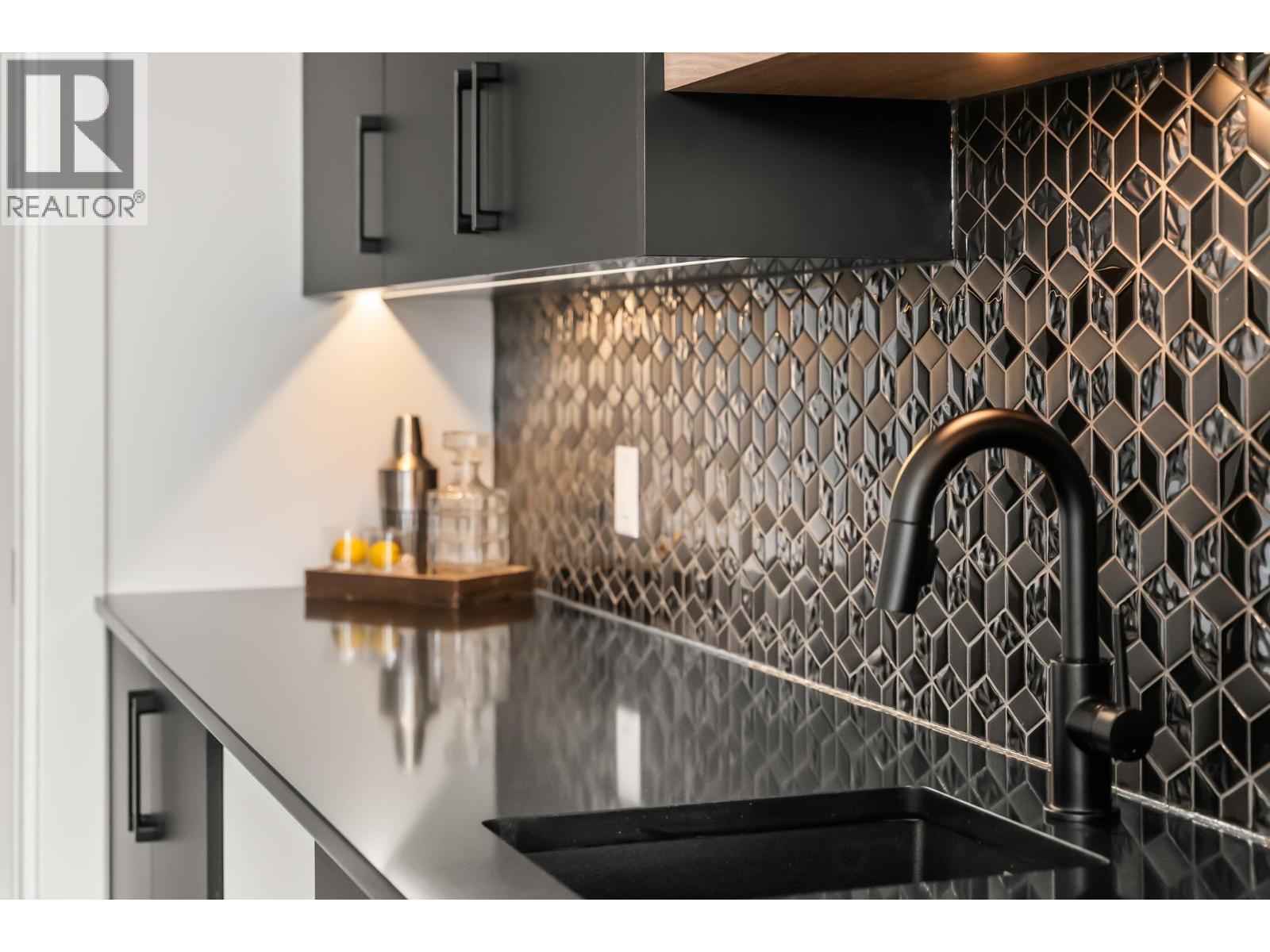 Picture for 901 Melrose  Street https://www.cirrealty.ca/reb/bc/8/10363508_65.jpg