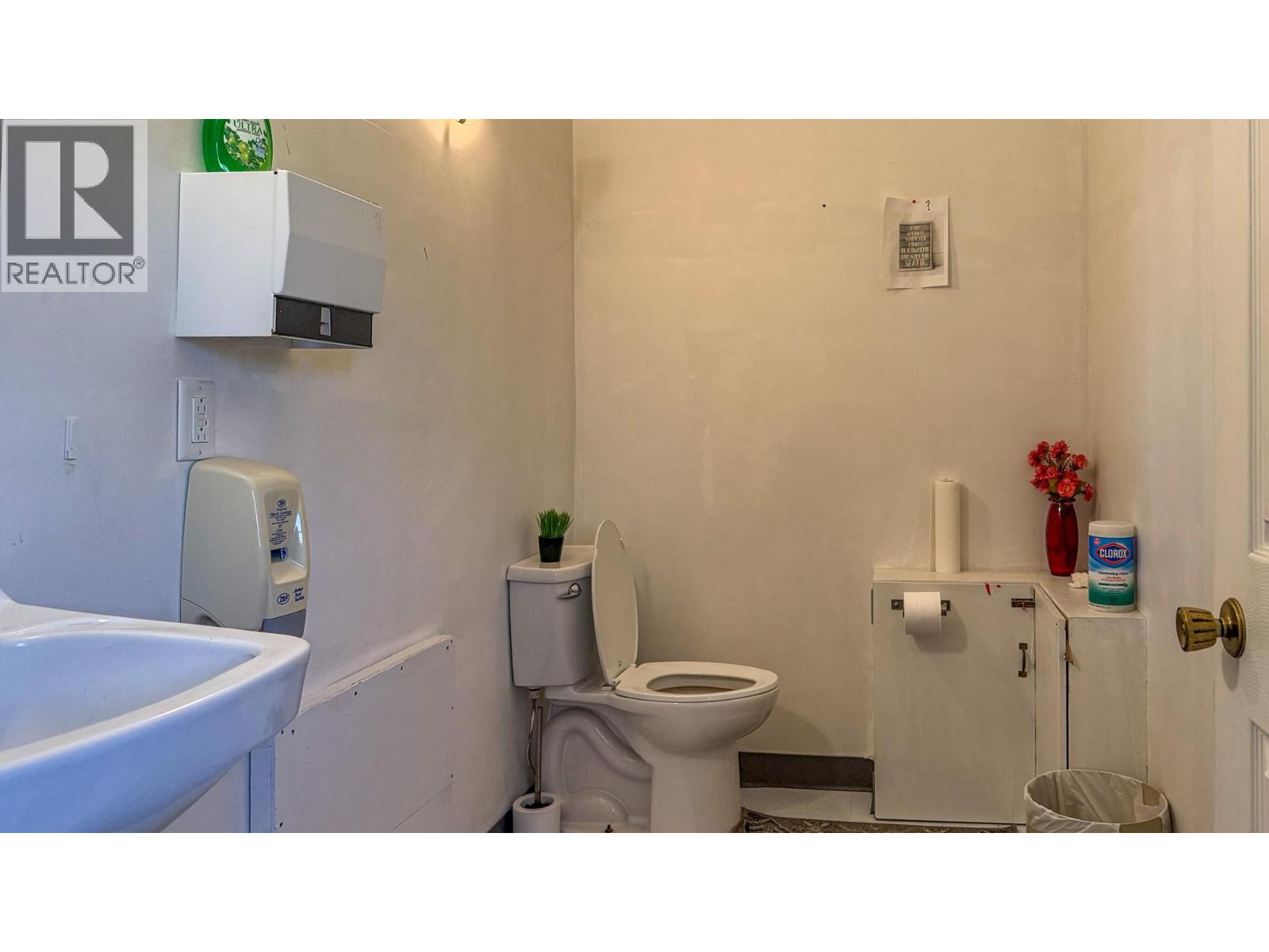 Picture for 168 Asher  Road https://www.cirrealty.ca/reb/bc/8/10363628_13.jpg