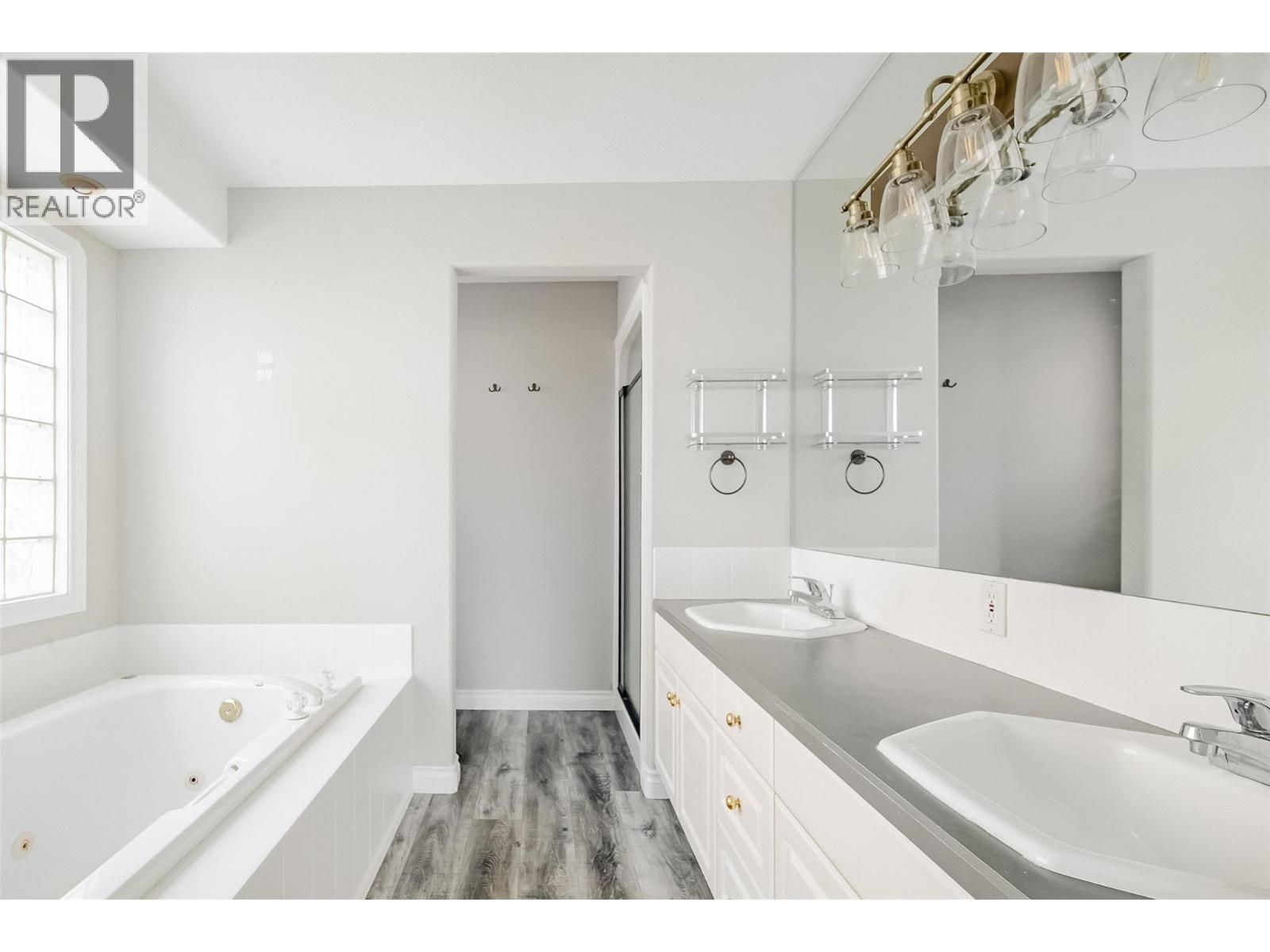 Picture for 1180 Ray  Road https://www.cirrealty.ca/reb/bc/8/10363878_18.jpg