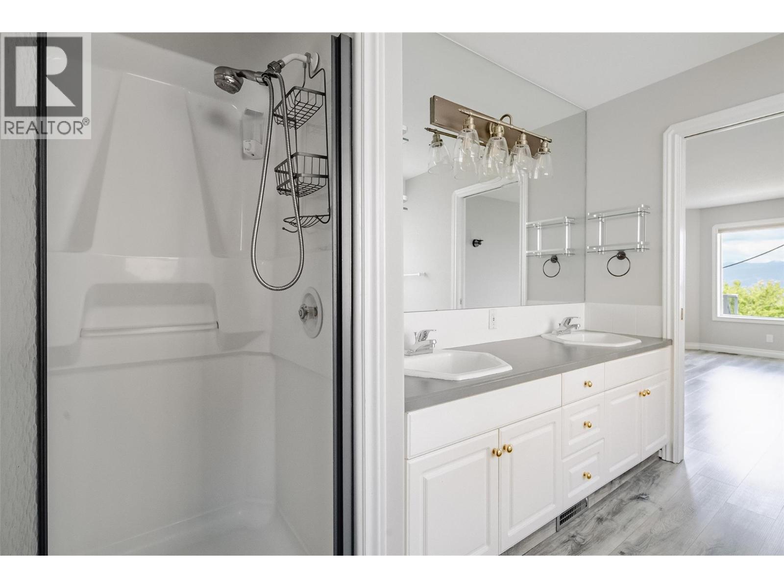 Picture for 1180 Ray  Road https://www.cirrealty.ca/reb/bc/8/10363878_19.jpg