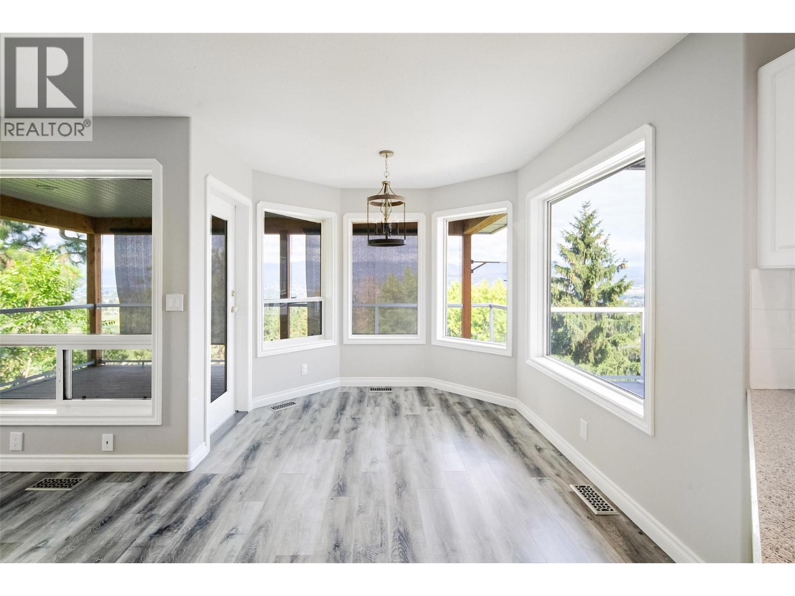 Picture for 1180 Ray  Road https://www.cirrealty.ca/reb/bc/8/10363878_3.jpg