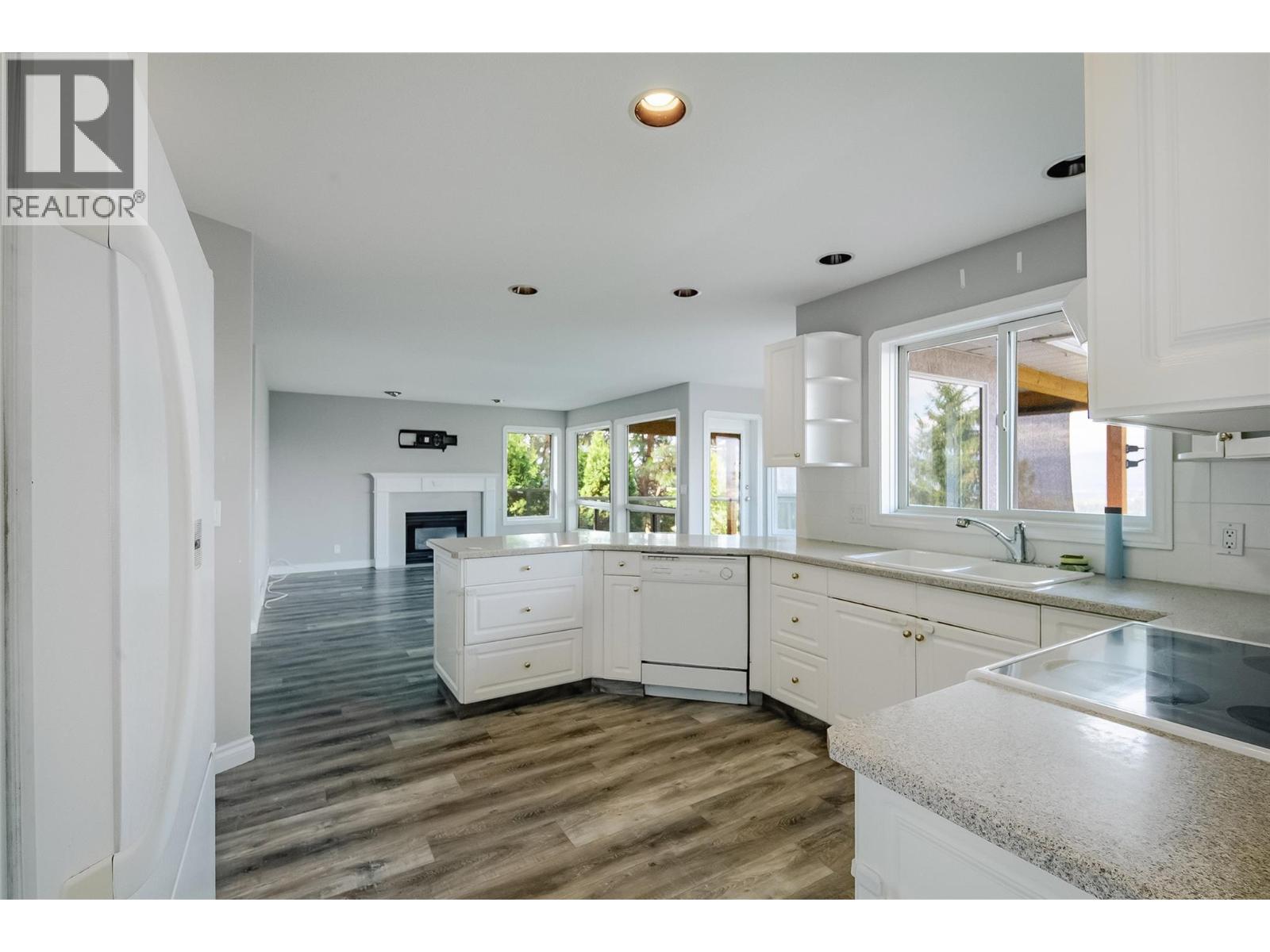 Picture for 1180 Ray  Road https://www.cirrealty.ca/reb/bc/8/10363878_8.jpg