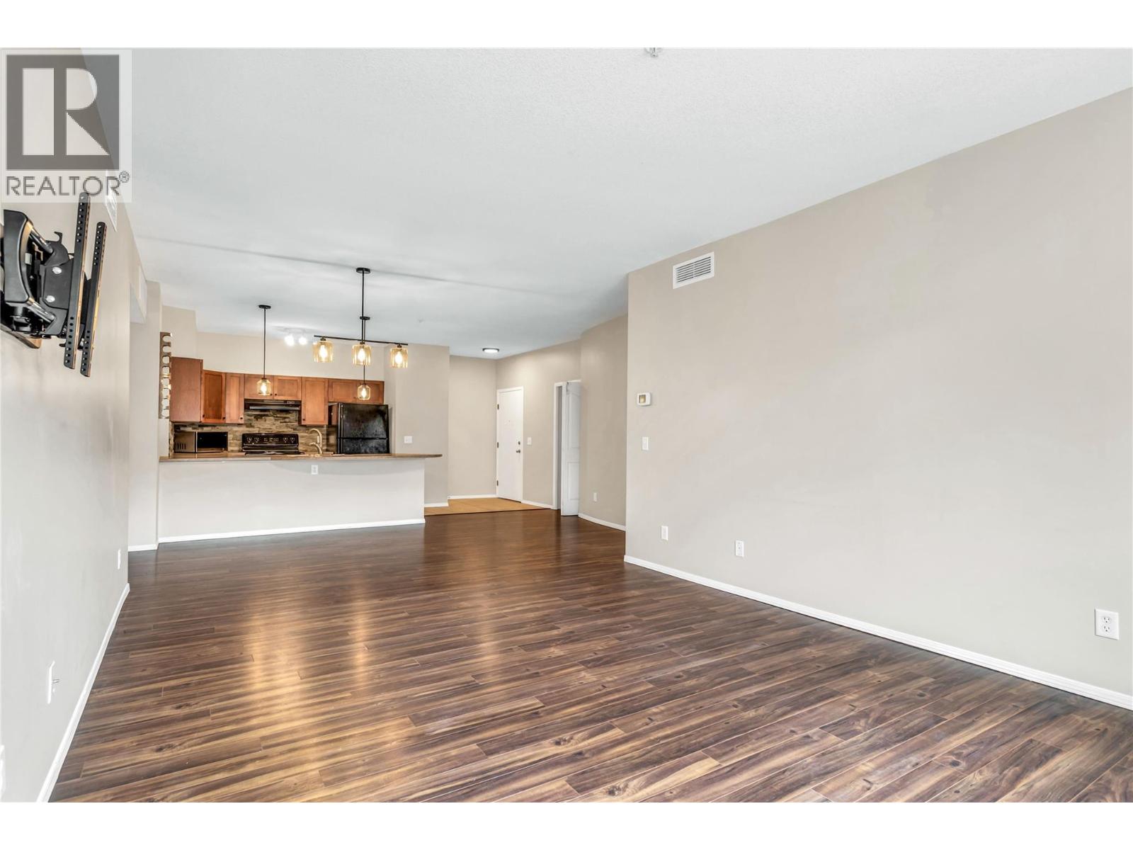 Picture for Unit #1102, 3168 Via Centrale  https://www.cirrealty.ca/reb/bc/8/10363978_12.jpg