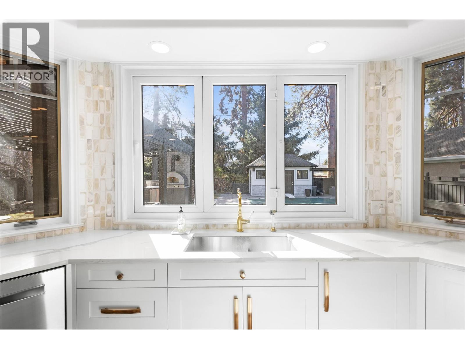Picture for 539 Metcalfe  Avenue https://www.cirrealty.ca/reb/bc/8/10364068_23.jpg