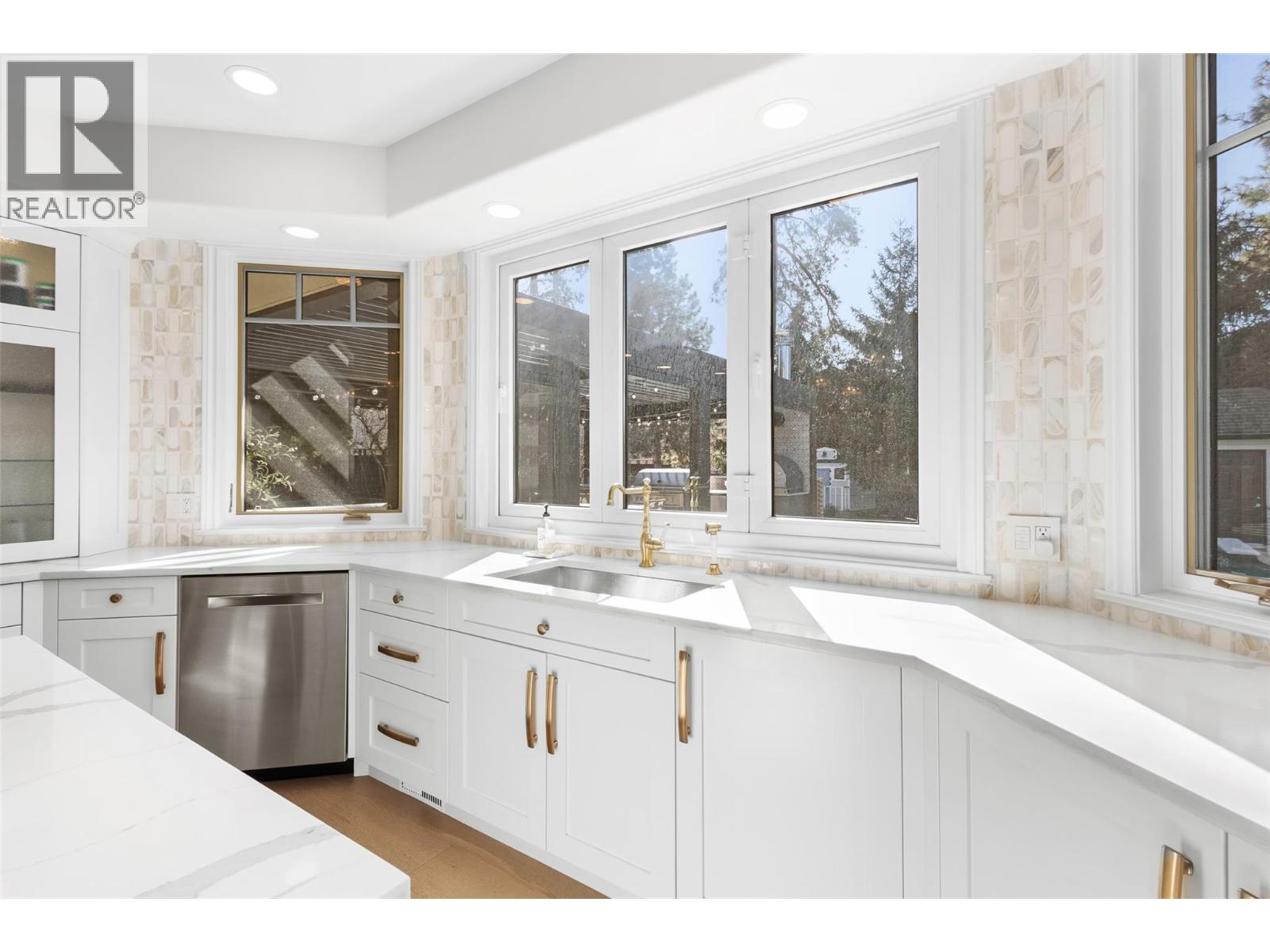 Picture for 539 Metcalfe  Avenue https://www.cirrealty.ca/reb/bc/8/10364068_31.jpg