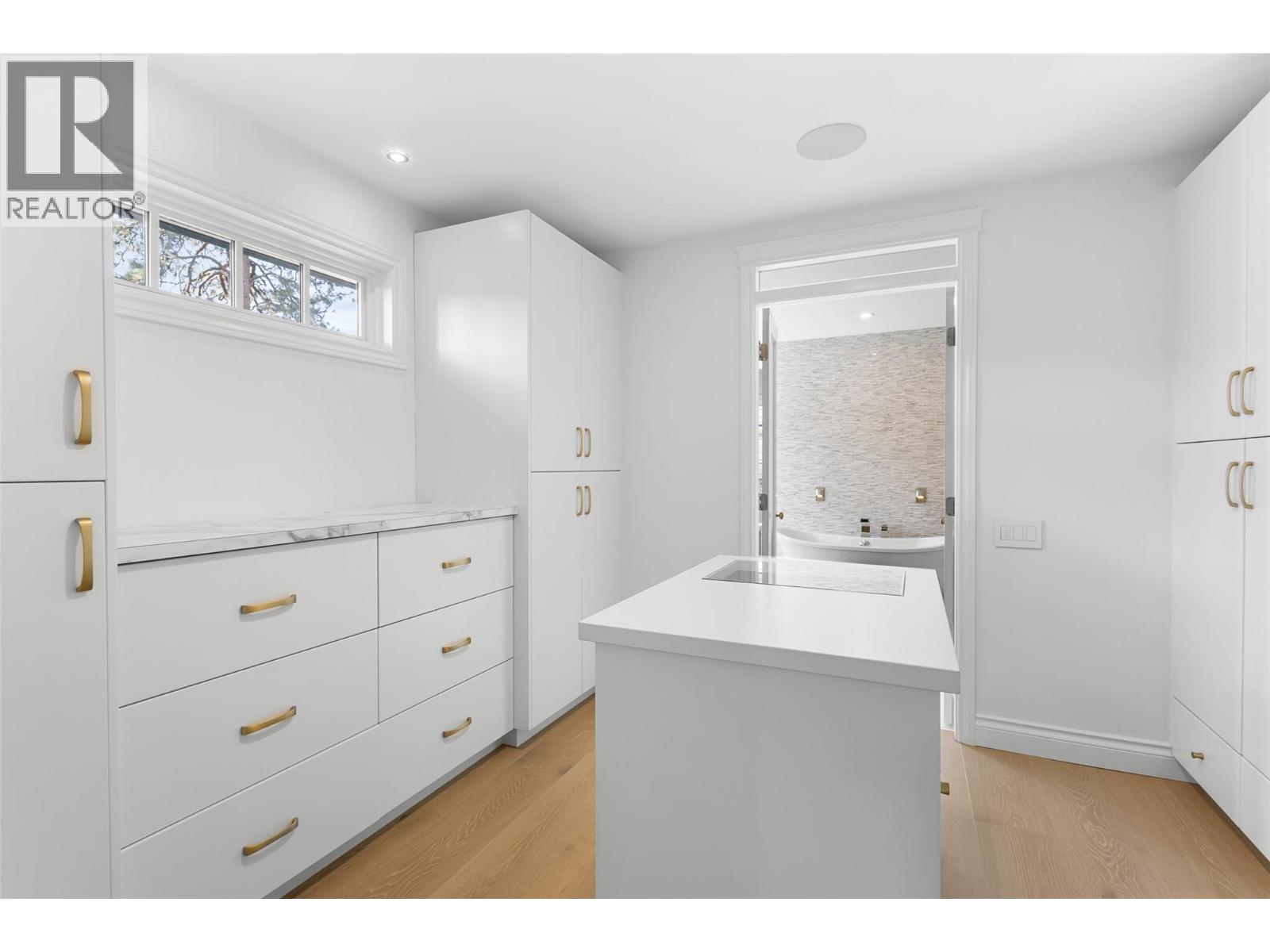 Picture for 539 Metcalfe  Avenue https://www.cirrealty.ca/reb/bc/8/10364068_36.jpg