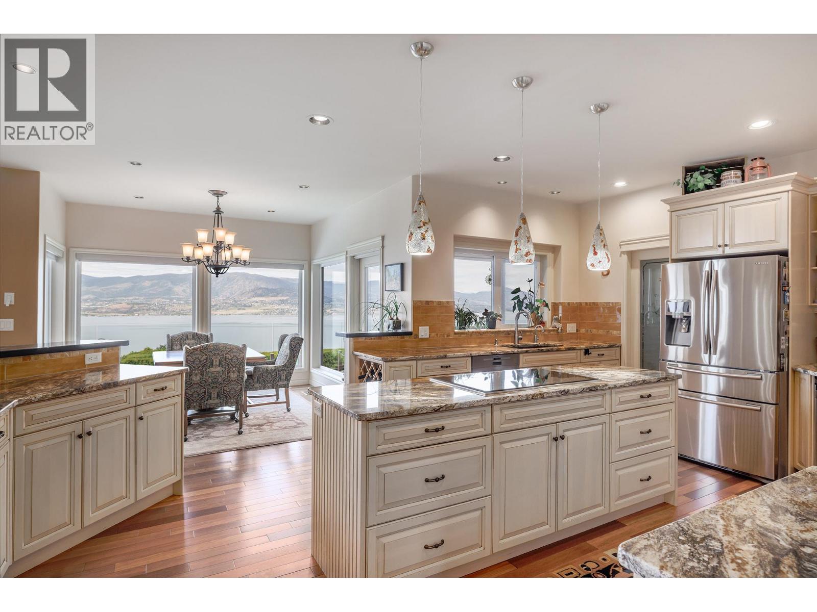 Picture for 370 Sandpiper  Street https://www.cirrealty.ca/reb/bc/8/10364098_7.jpg